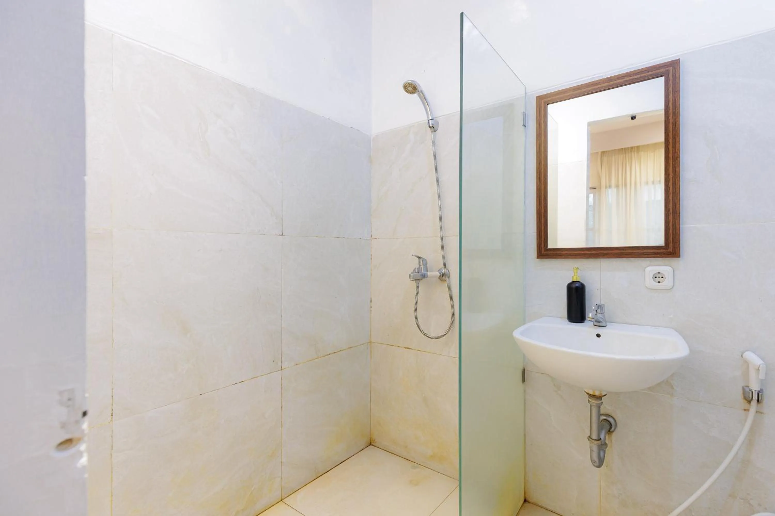 Bathroom in RedDoorz Plus Syariah near Museum Lampung