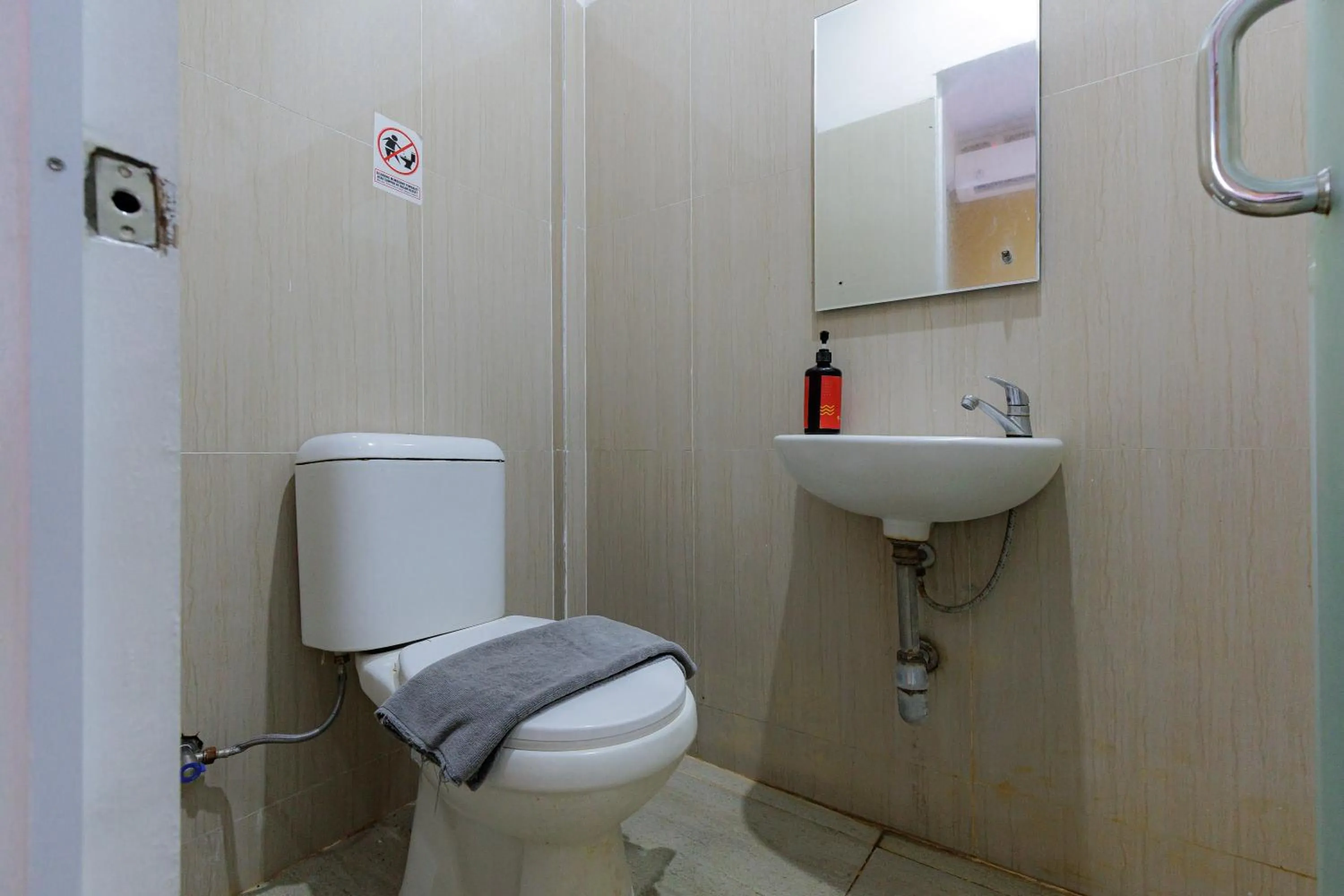 Bathroom in RedDoorz Plus Syariah near Museum Lampung