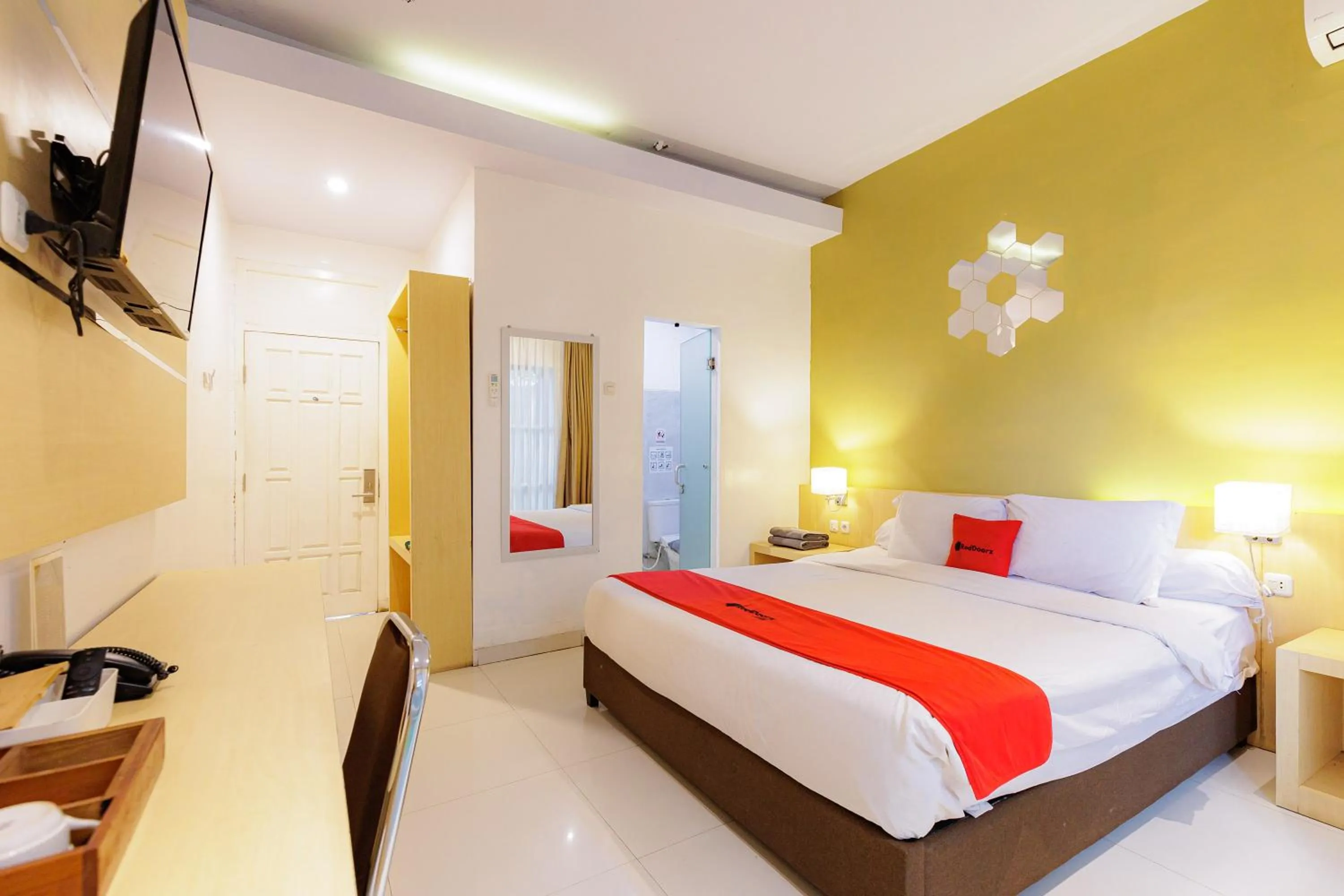 Bedroom, Bed in RedDoorz Plus Syariah near Museum Lampung