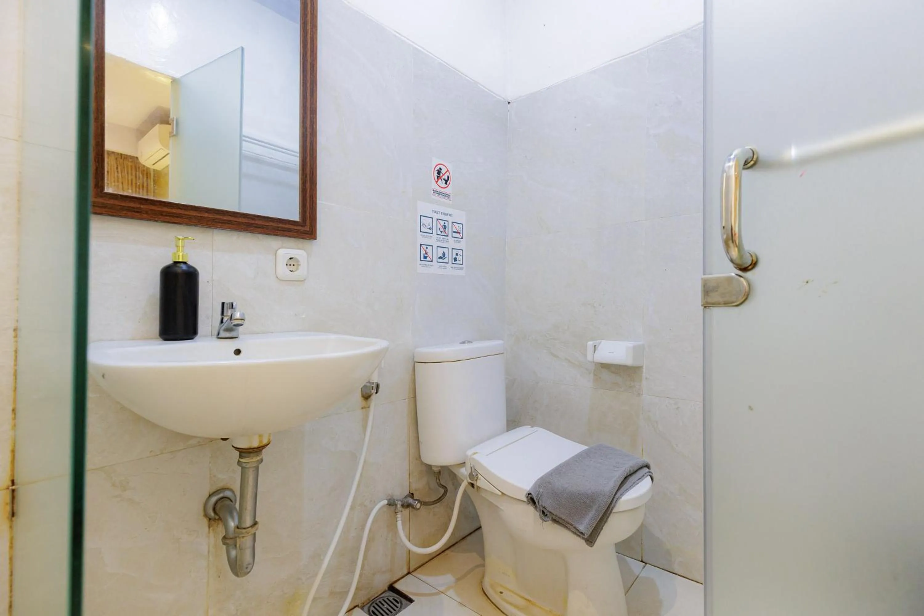 Bathroom in RedDoorz Plus Syariah near Museum Lampung