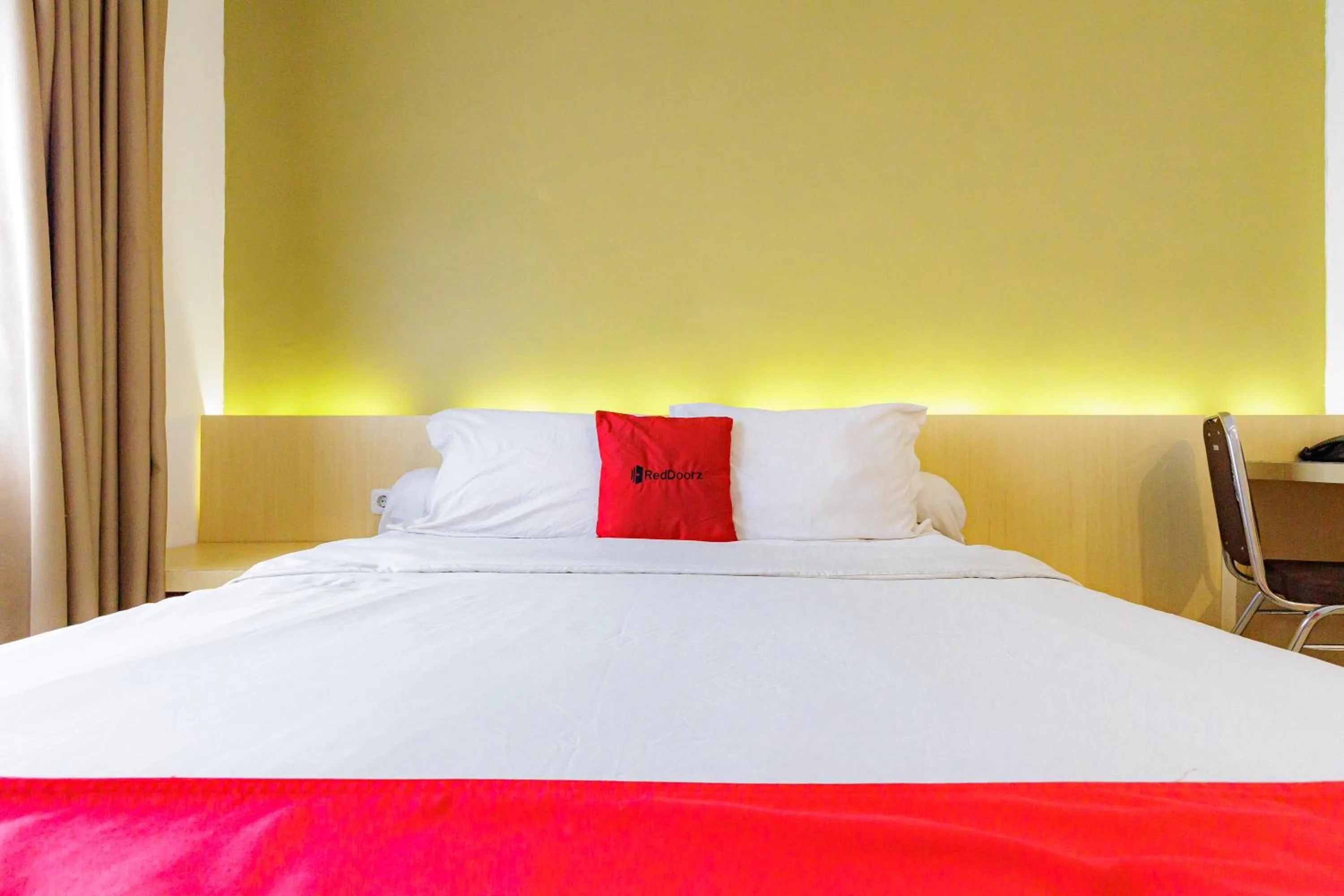 Bedroom, Bed in RedDoorz Plus Syariah near Museum Lampung