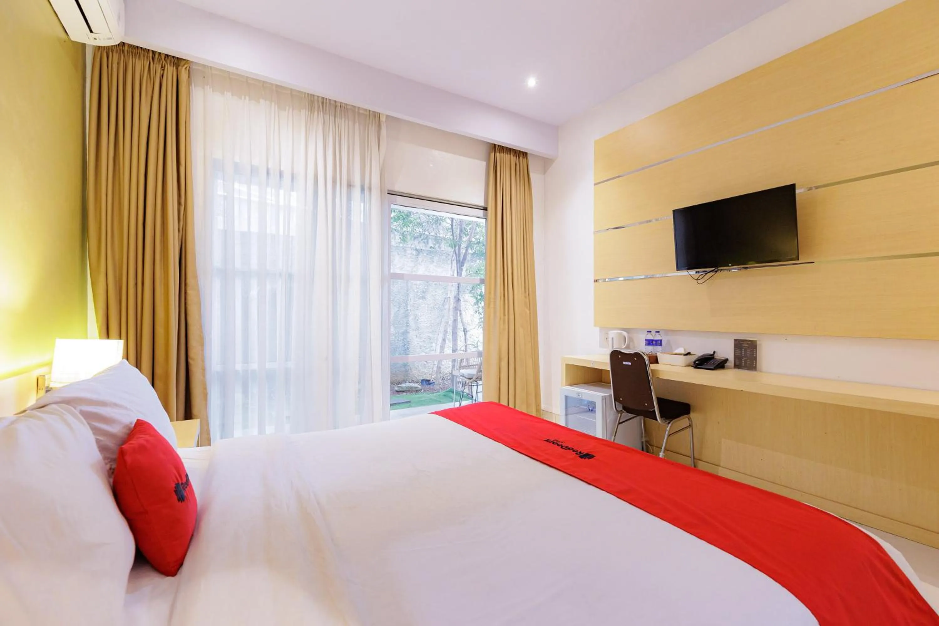 TV and multimedia, Bed in RedDoorz Plus Syariah near Museum Lampung