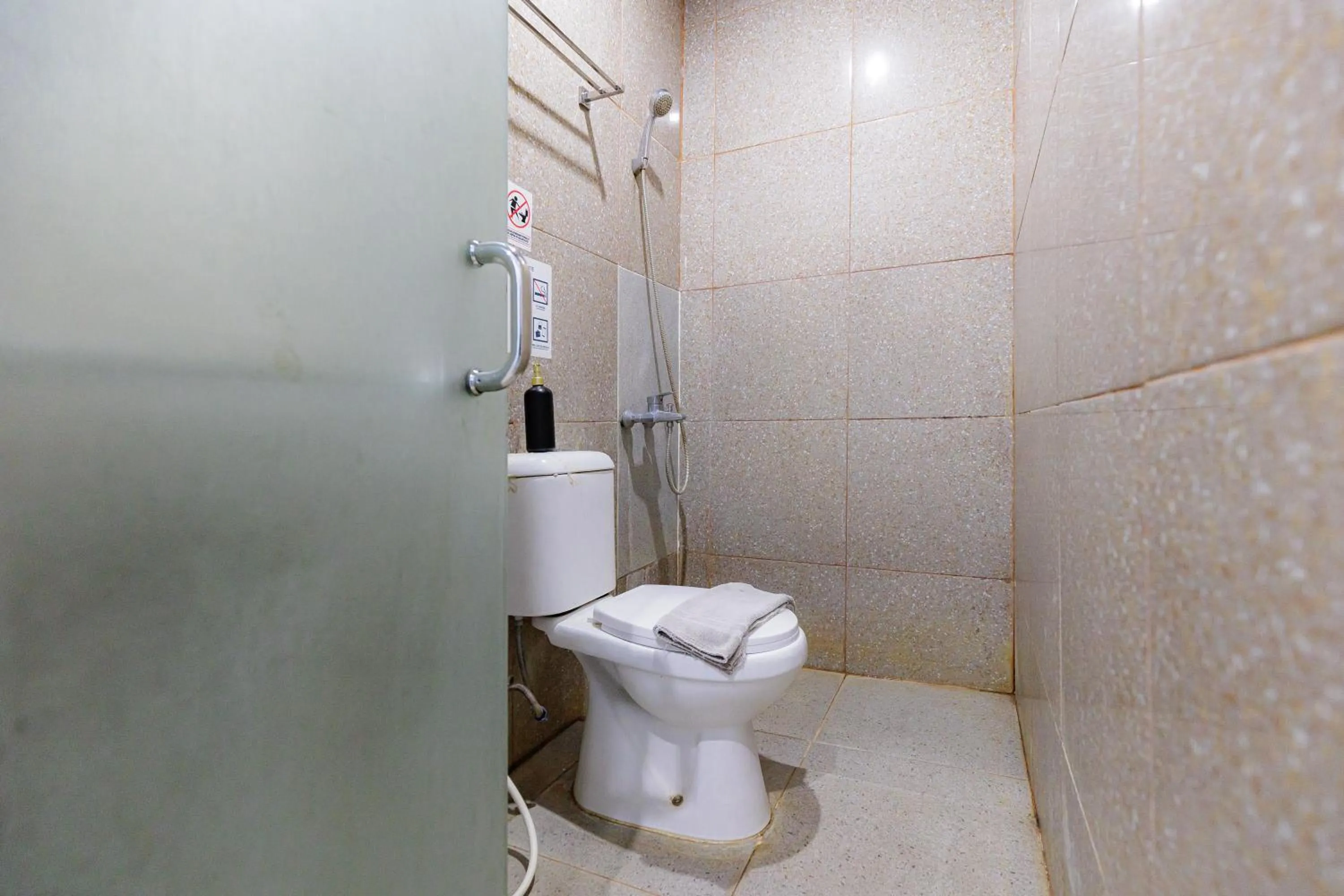 Bathroom in RedDoorz Plus Syariah near Museum Lampung