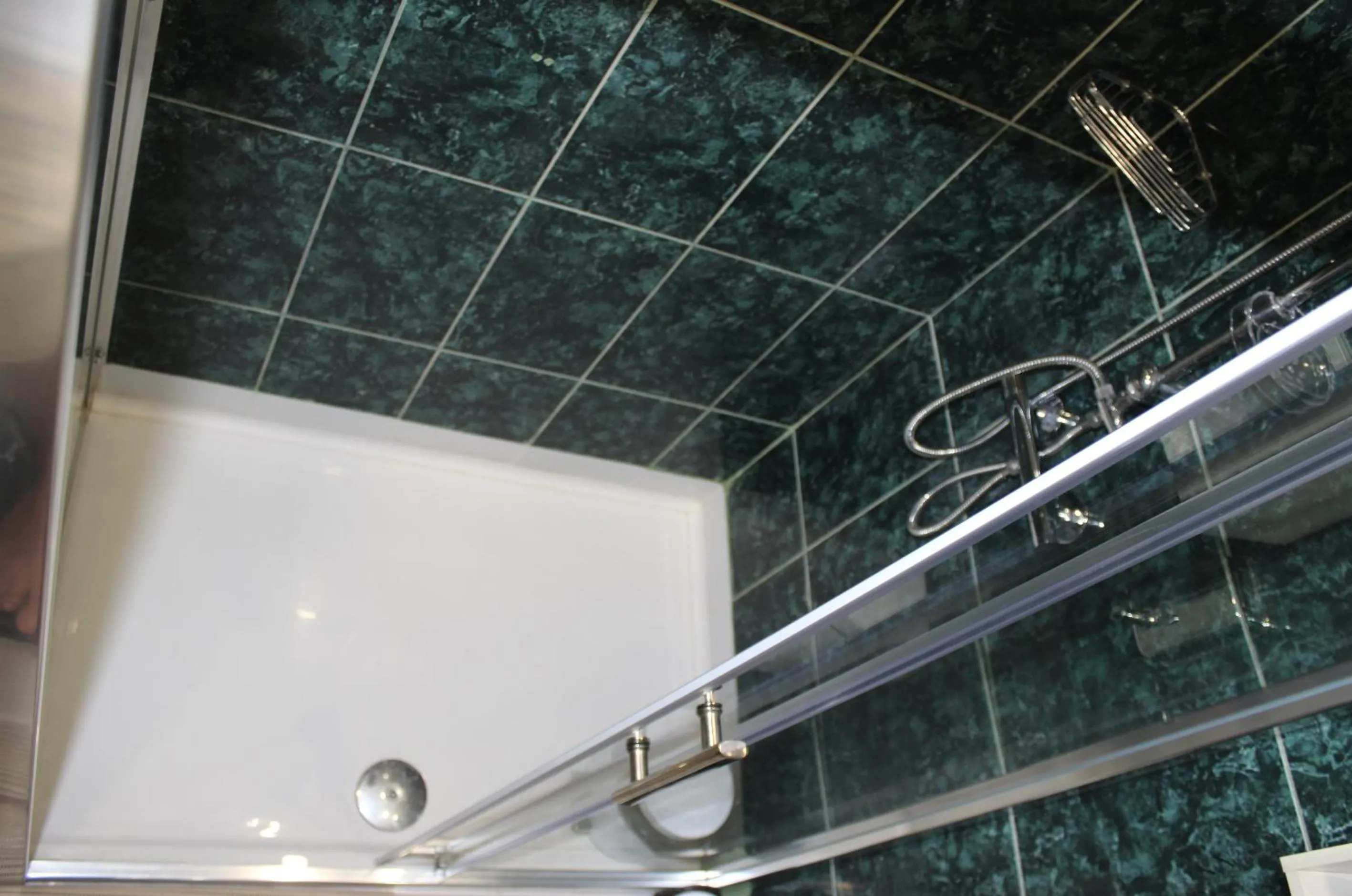 Shower in Luxury City Center Apartment - Bucharest Railways Station