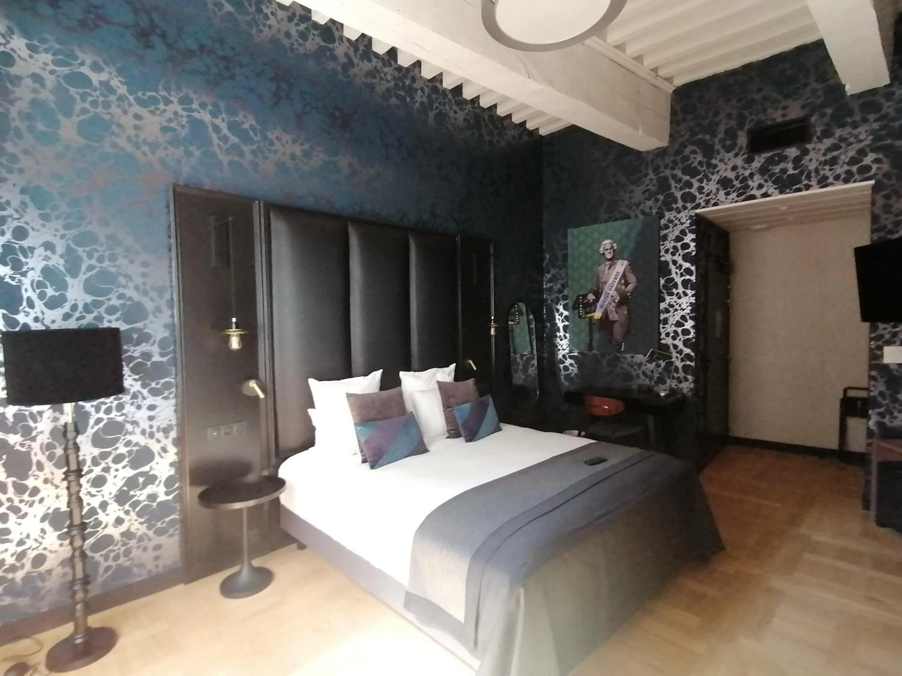 Bed in Mercure Figeac Viguier du Roy