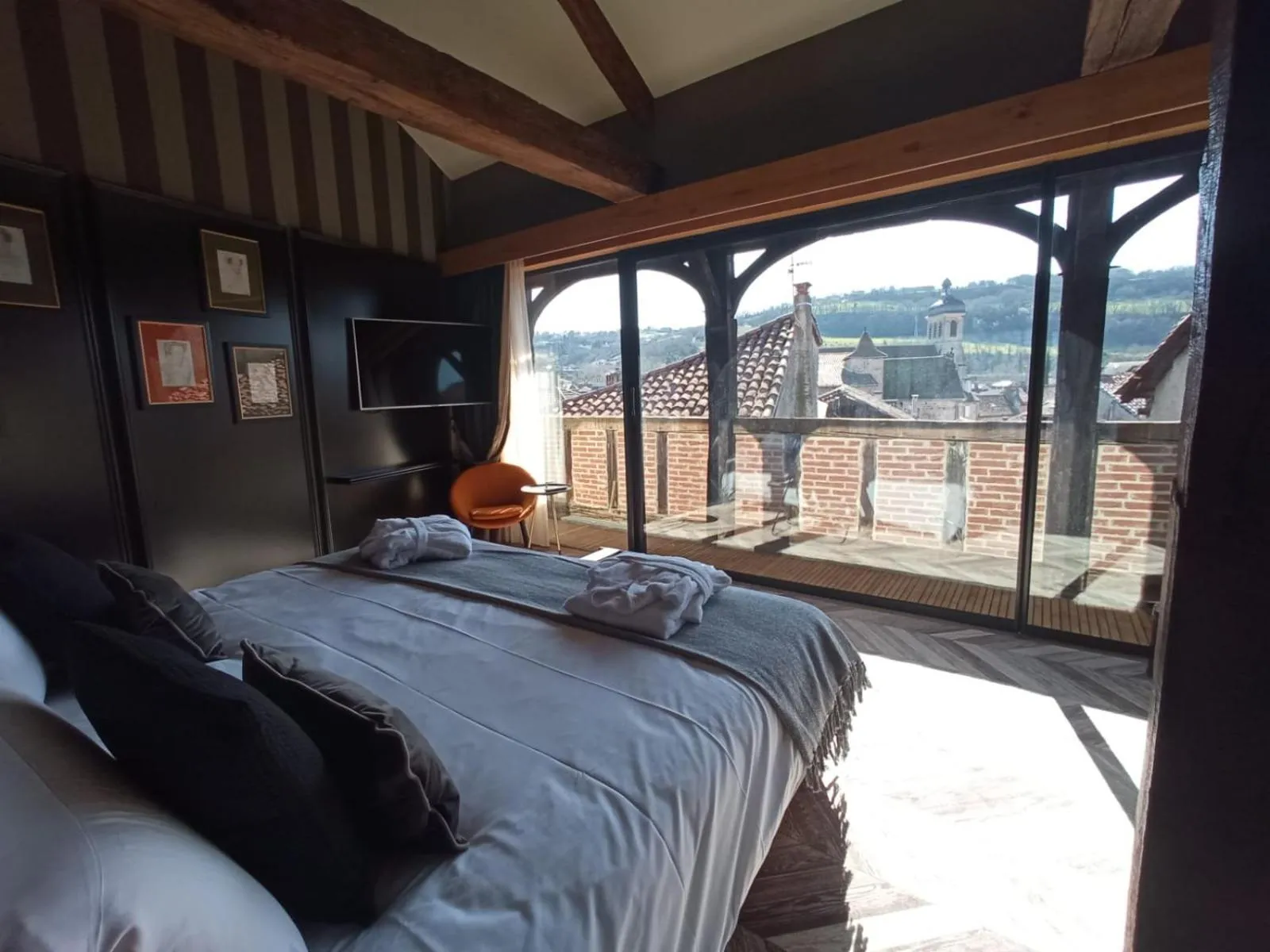 Bed in Mercure Figeac Viguier du Roy