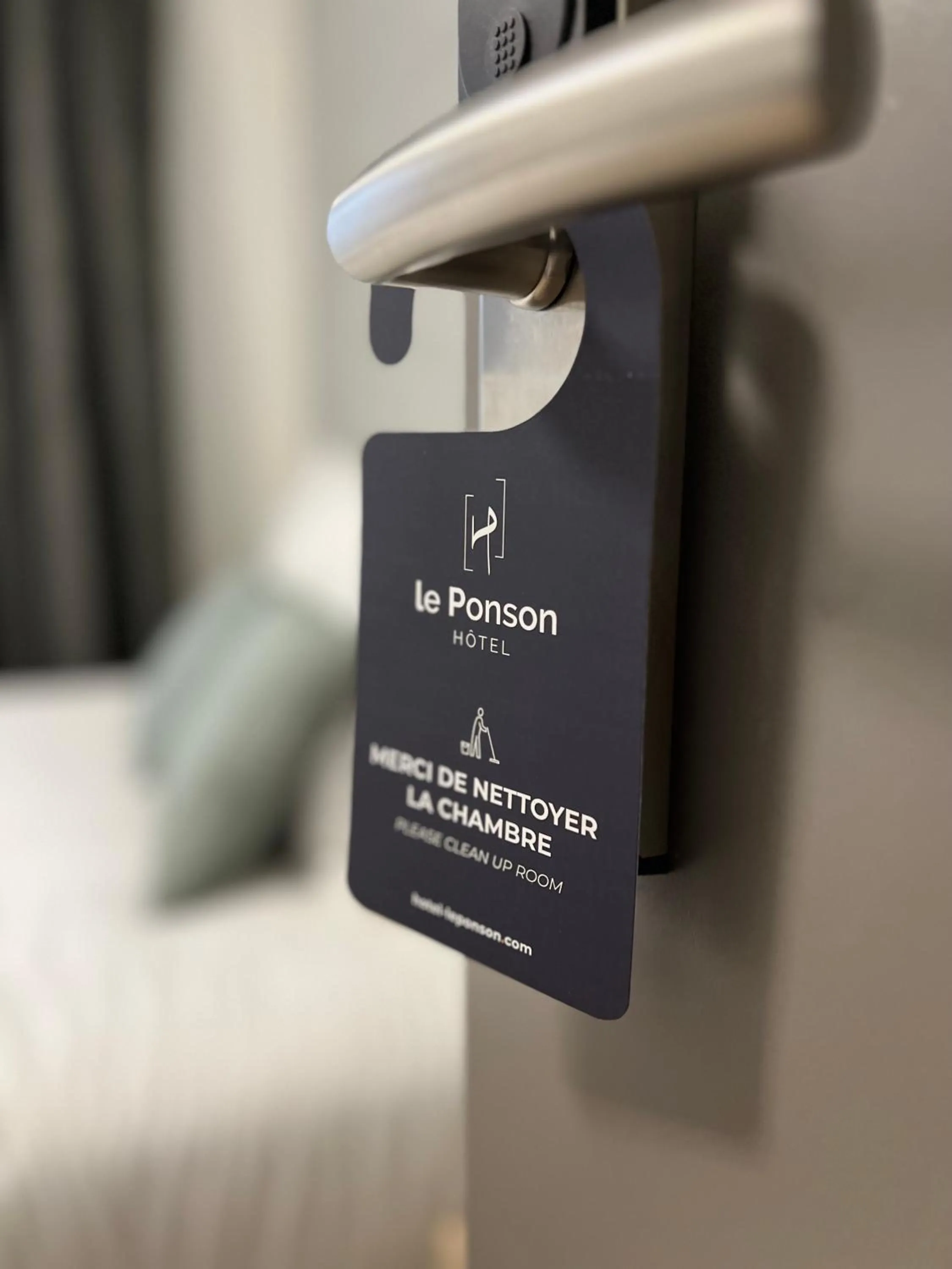 Bed in Hôtel Le Ponson