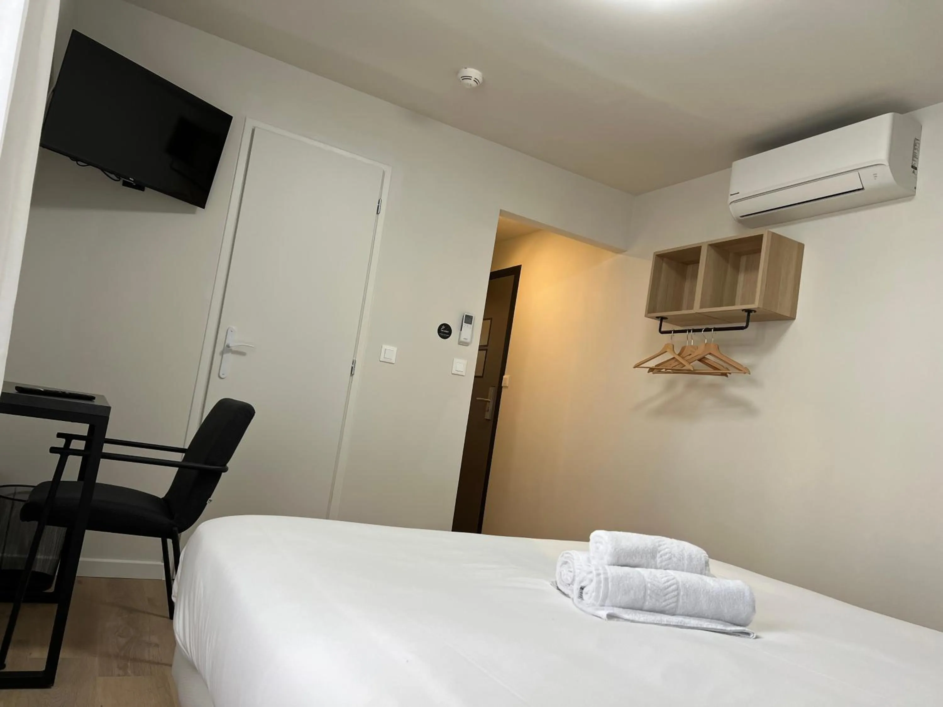 Bed in Hôtel Le Ponson