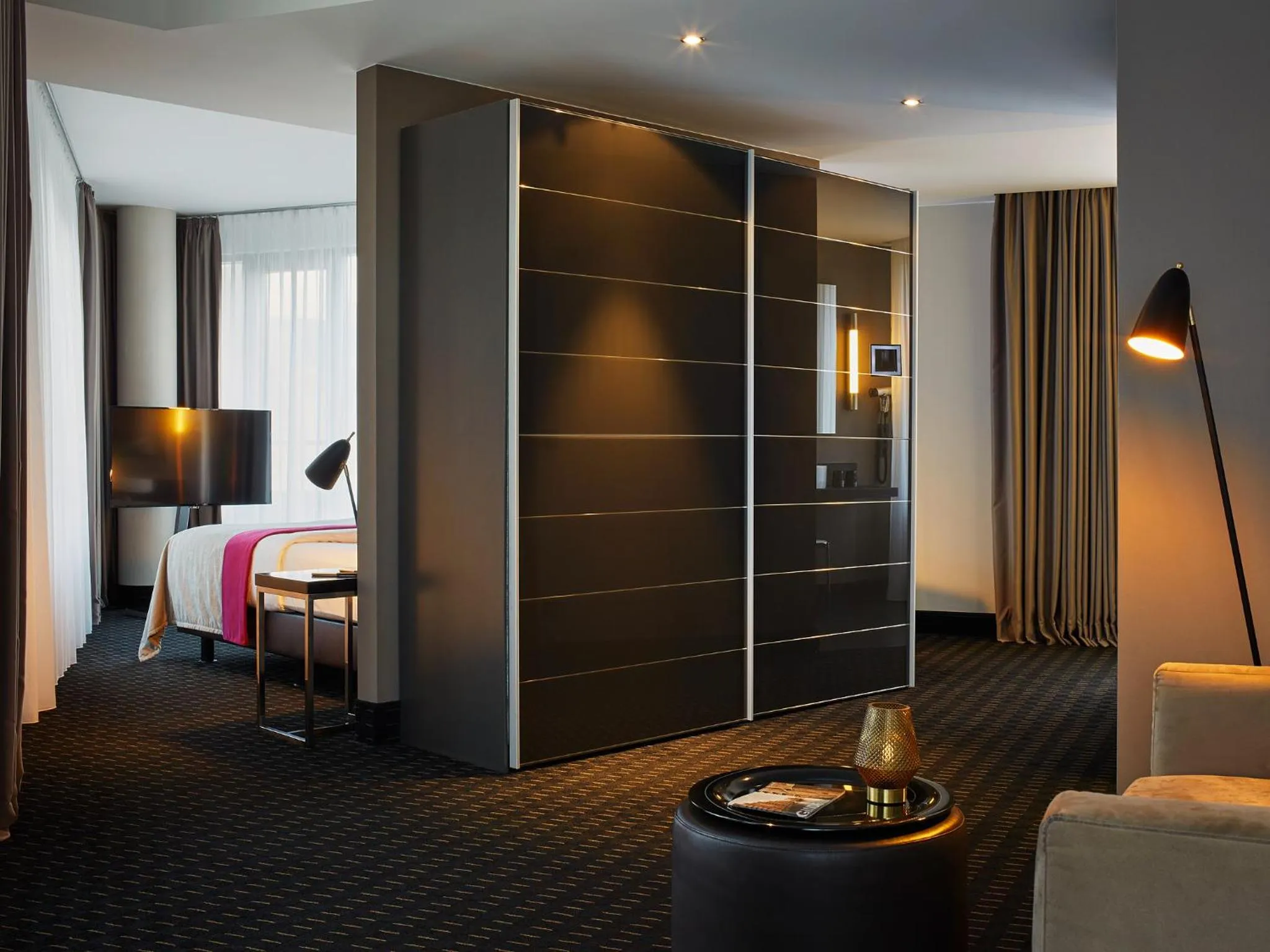 Photo of the whole room in Boston Hotel HH