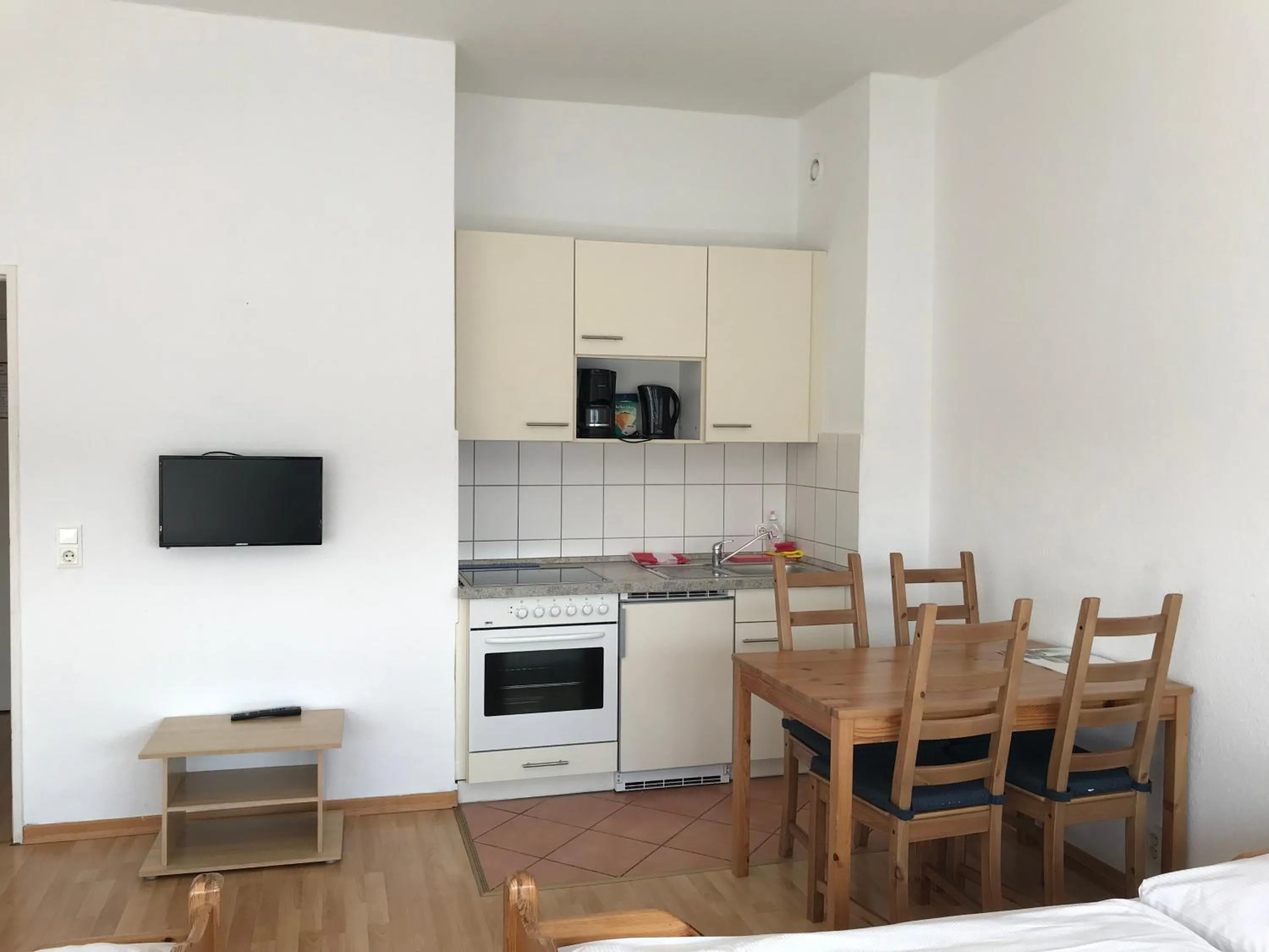 Dining area, Kitchen/Kitchenette in City Inn