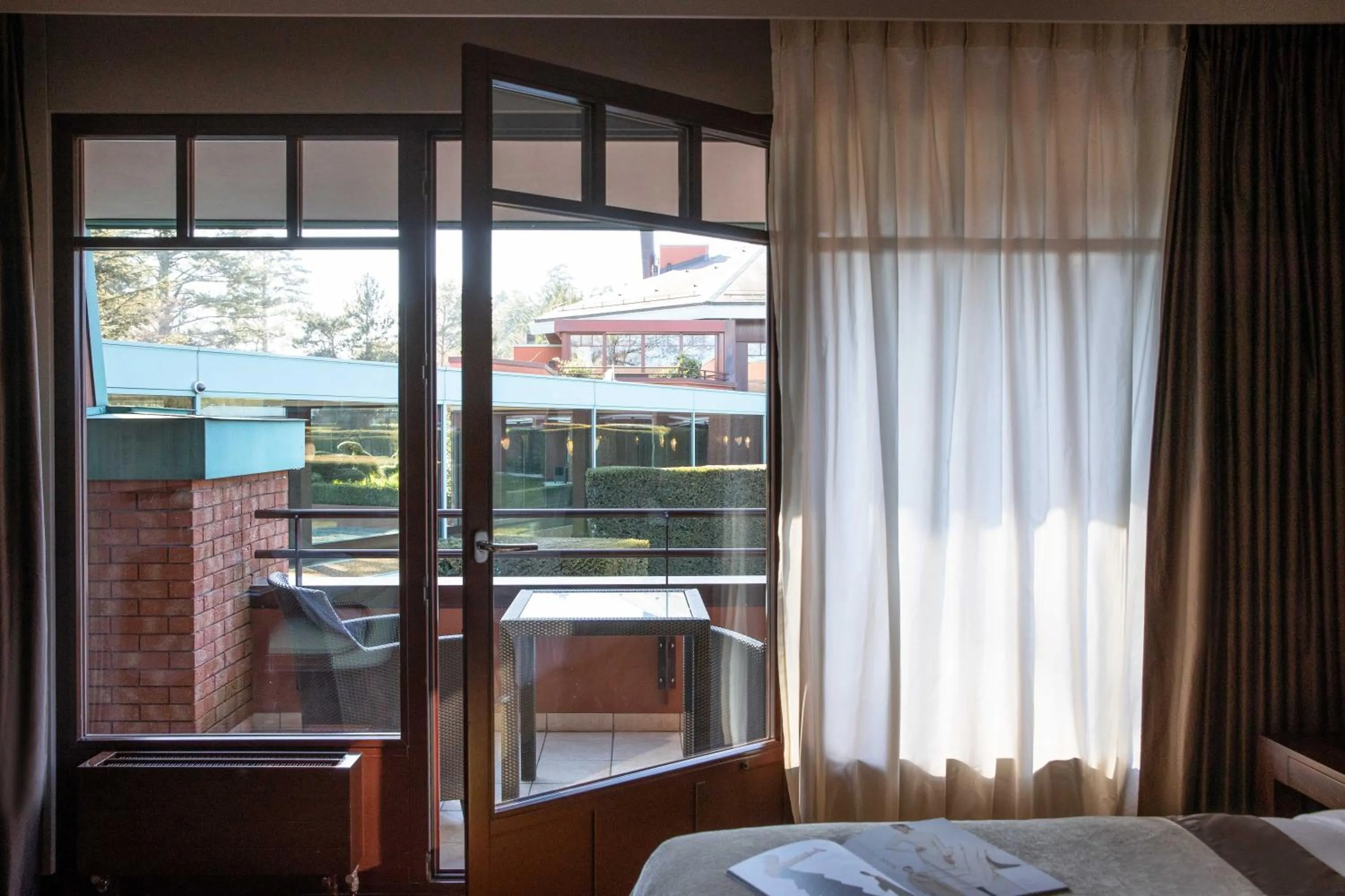 View (from property/room), Bed in La Réserve Genève Hotel & Spa