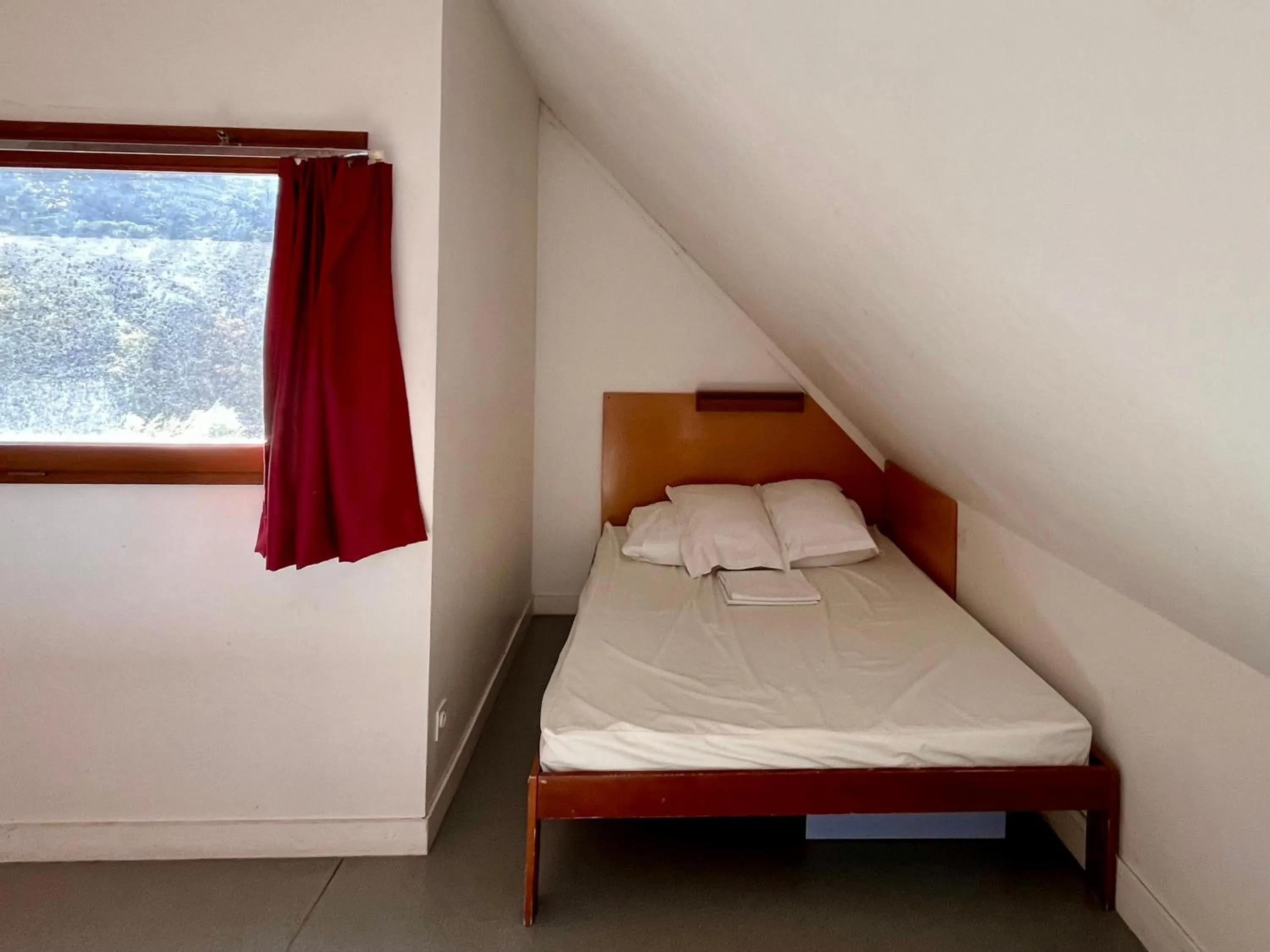 Triple Family Room with Ensuite Shower – Shared Toilets in Auberge de Jeunesse HI Cancale