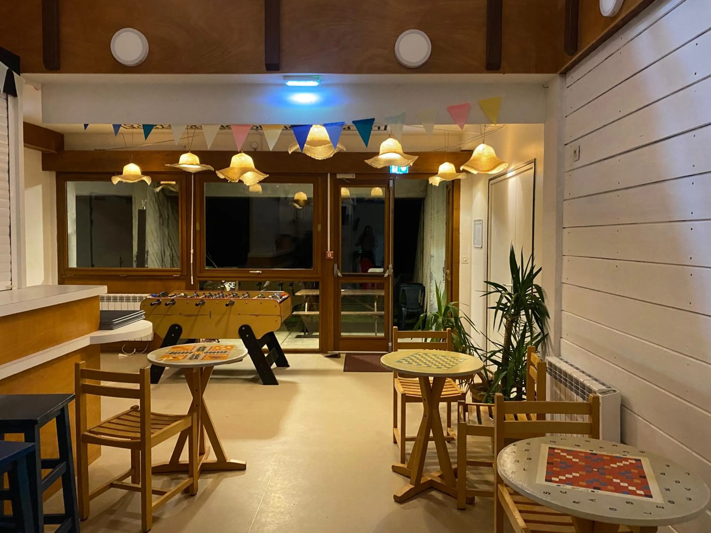 Lounge or bar in Auberge de Jeunesse HI Cancale