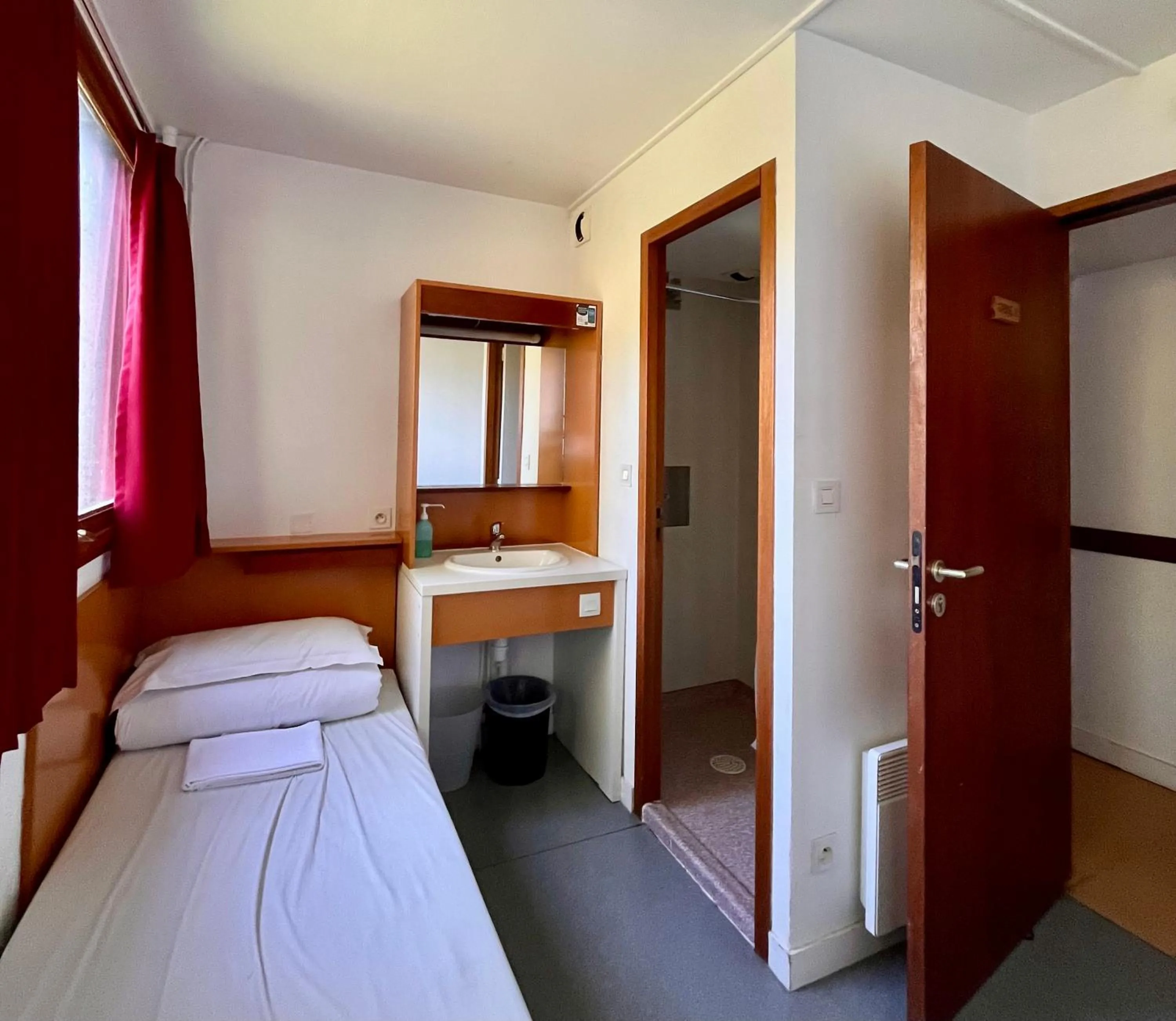 Bathroom, Bed in Auberge de Jeunesse HI Cancale