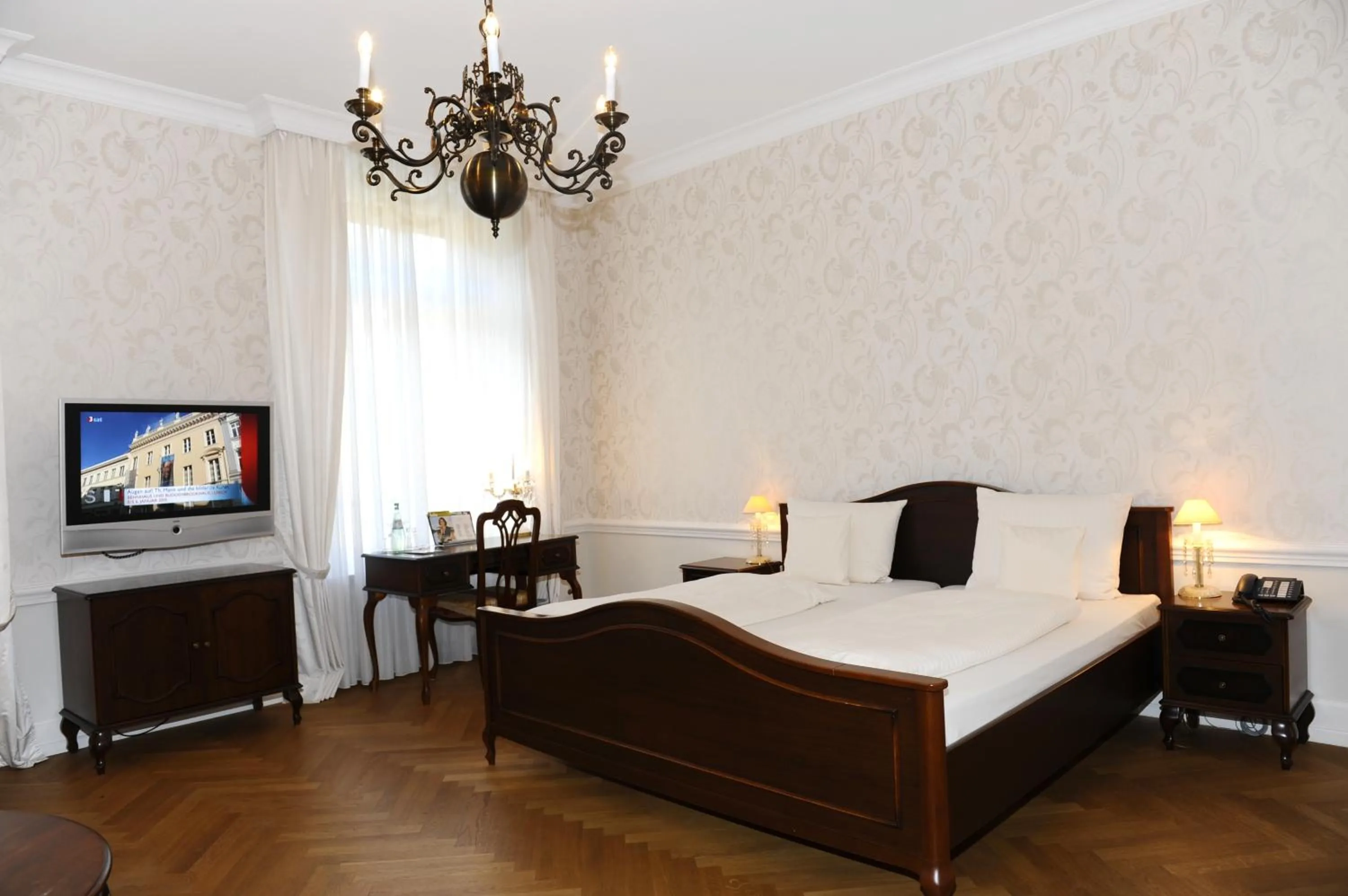 Bed in HELIOPARK Bad Hotel Zum Hirsch