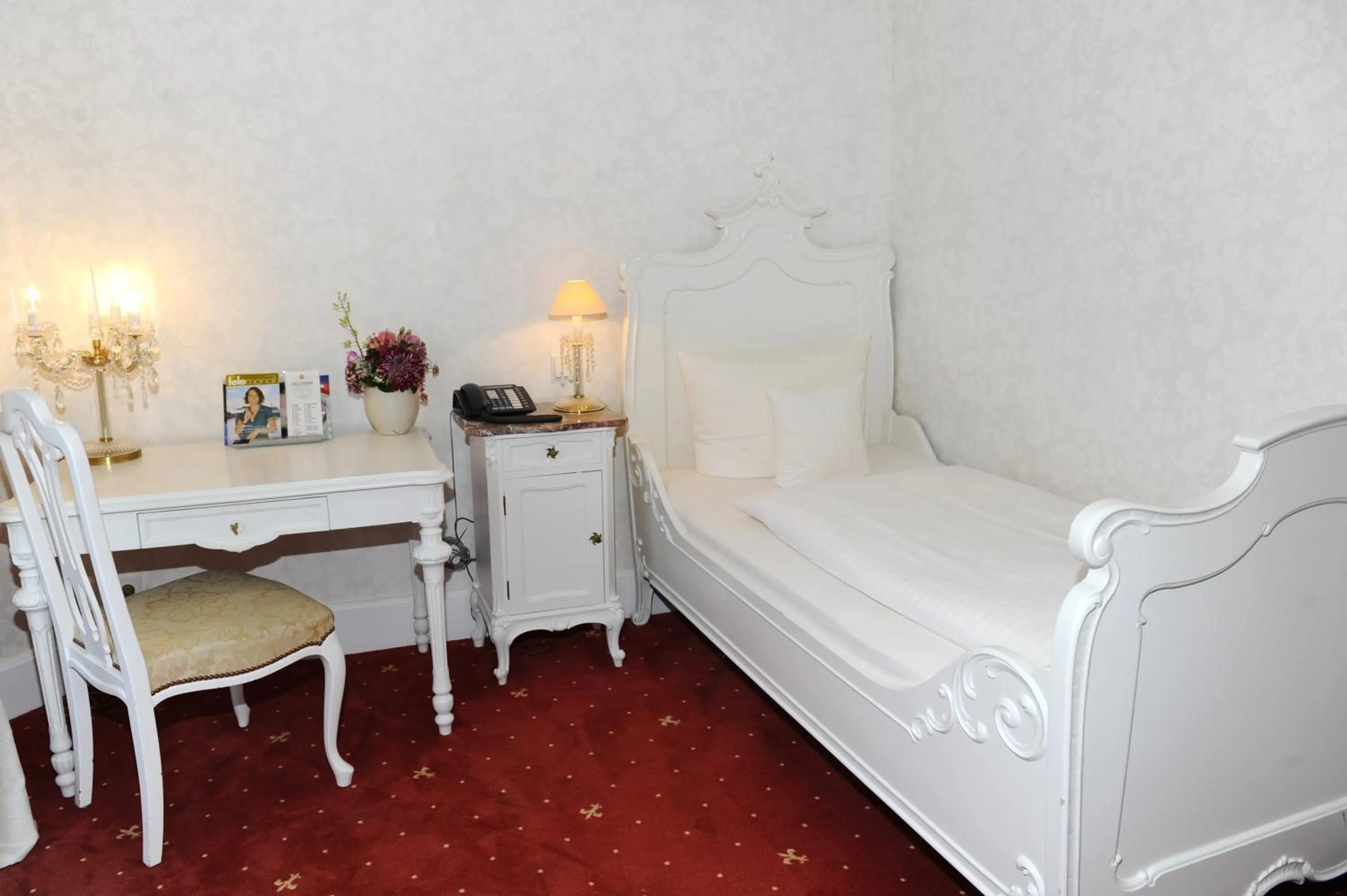 Bed in HELIOPARK Bad Hotel Zum Hirsch