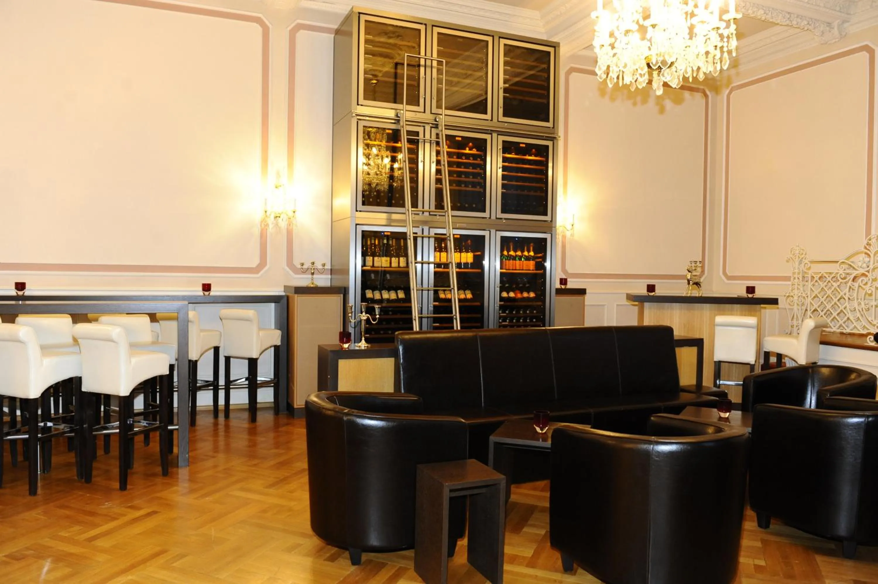 Lounge or bar in HELIOPARK Bad Hotel Zum Hirsch