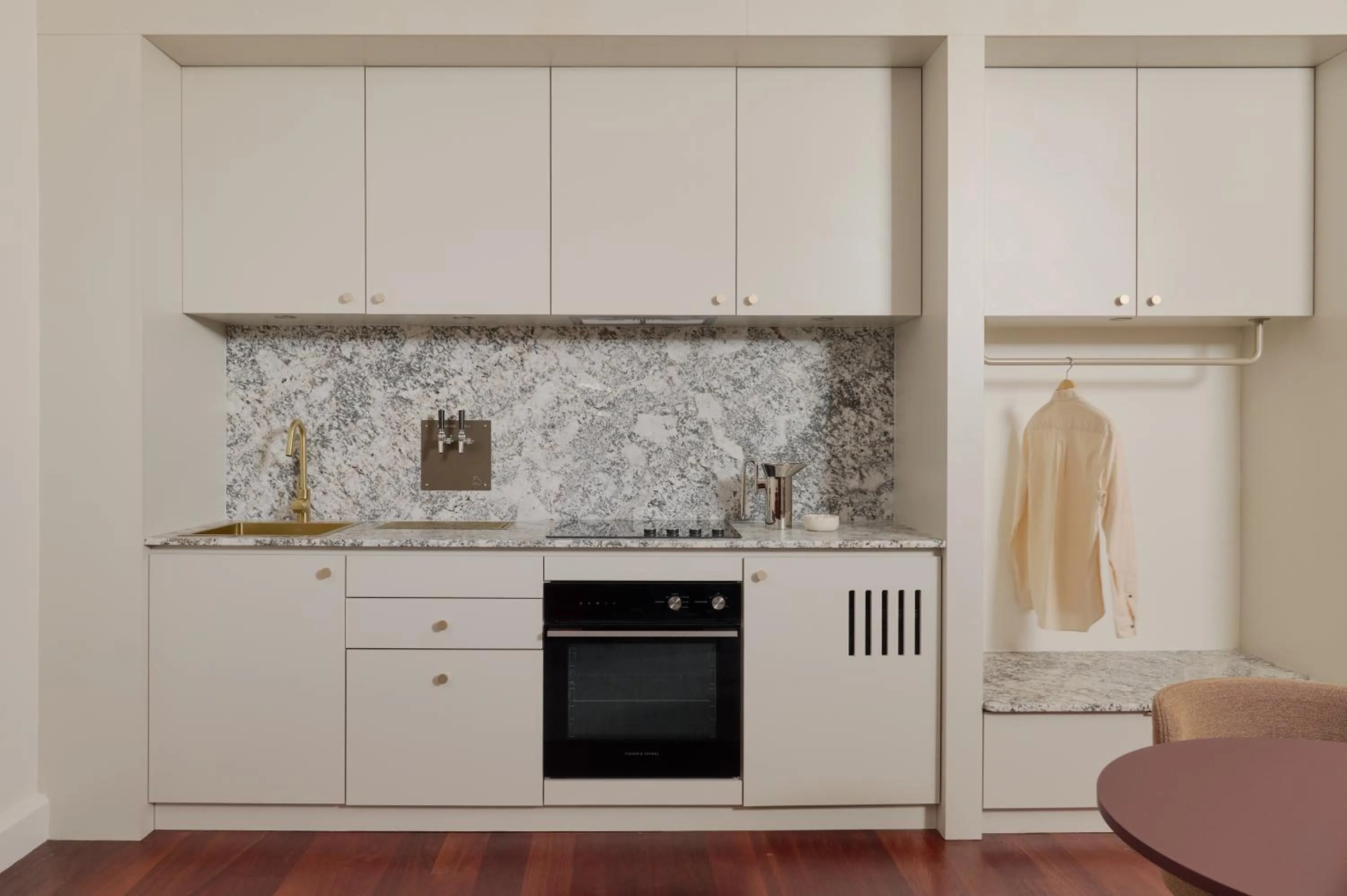 Kitchen or kitchenette in Garde and Warders Hotel