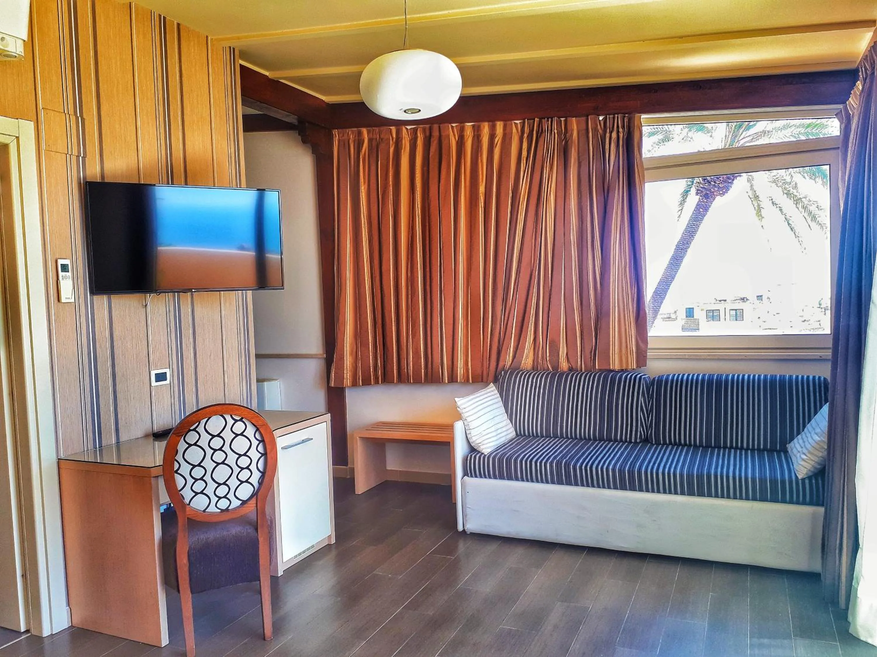 TV and multimedia in Hotel Le Chevalier