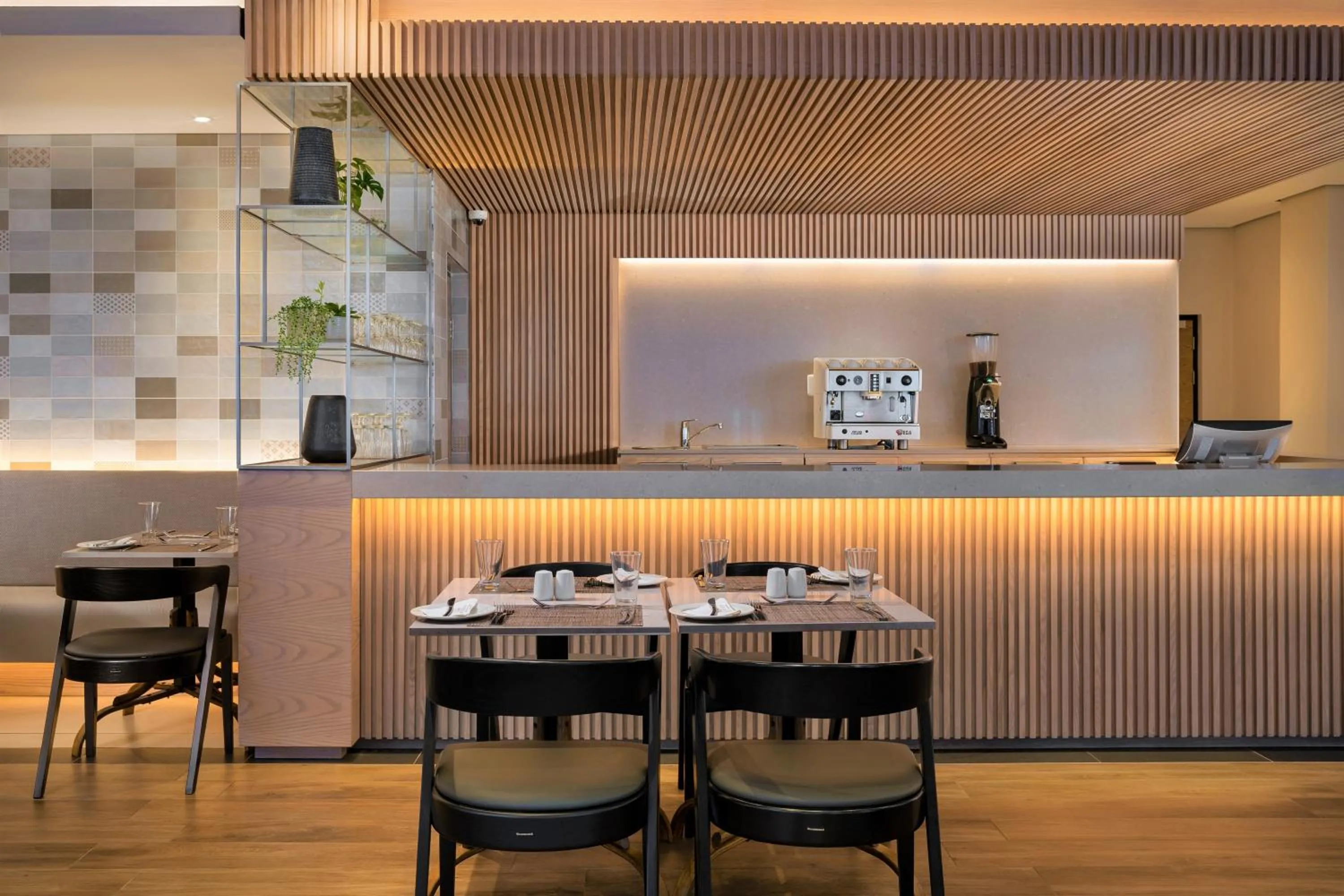 Restaurant/places to eat in Premier Splendid Inn Umhlanga