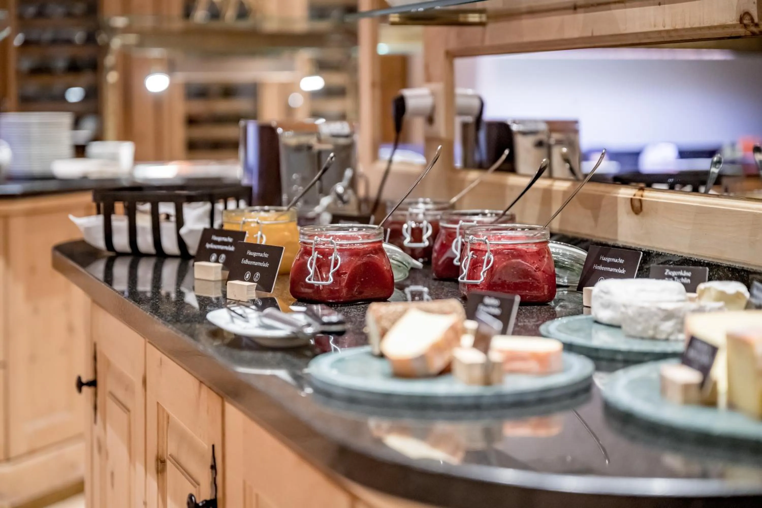 Restaurant/places to eat in Relais & Châteaux Chasa Montana