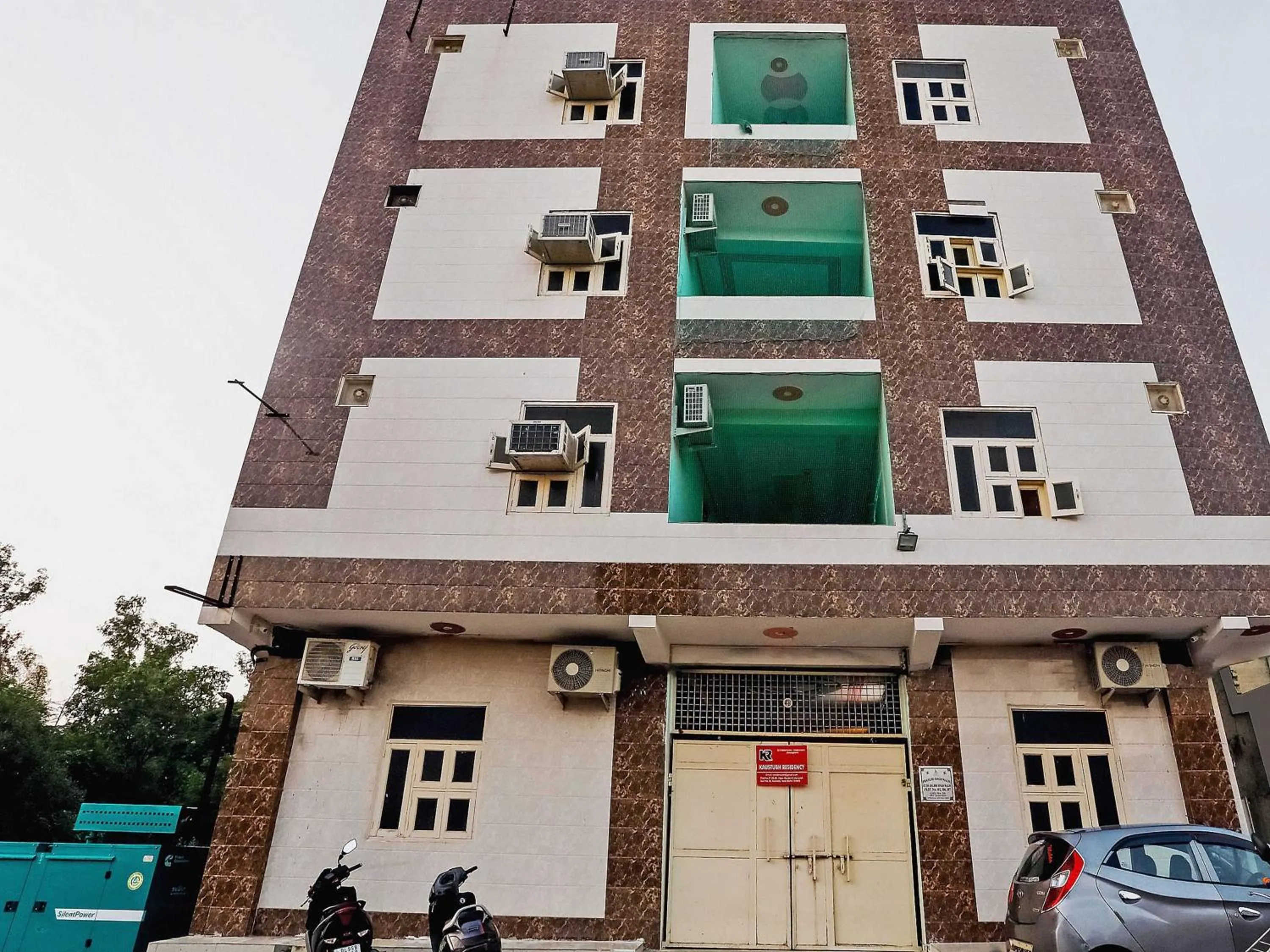 Facade/entrance in Bandral Residency