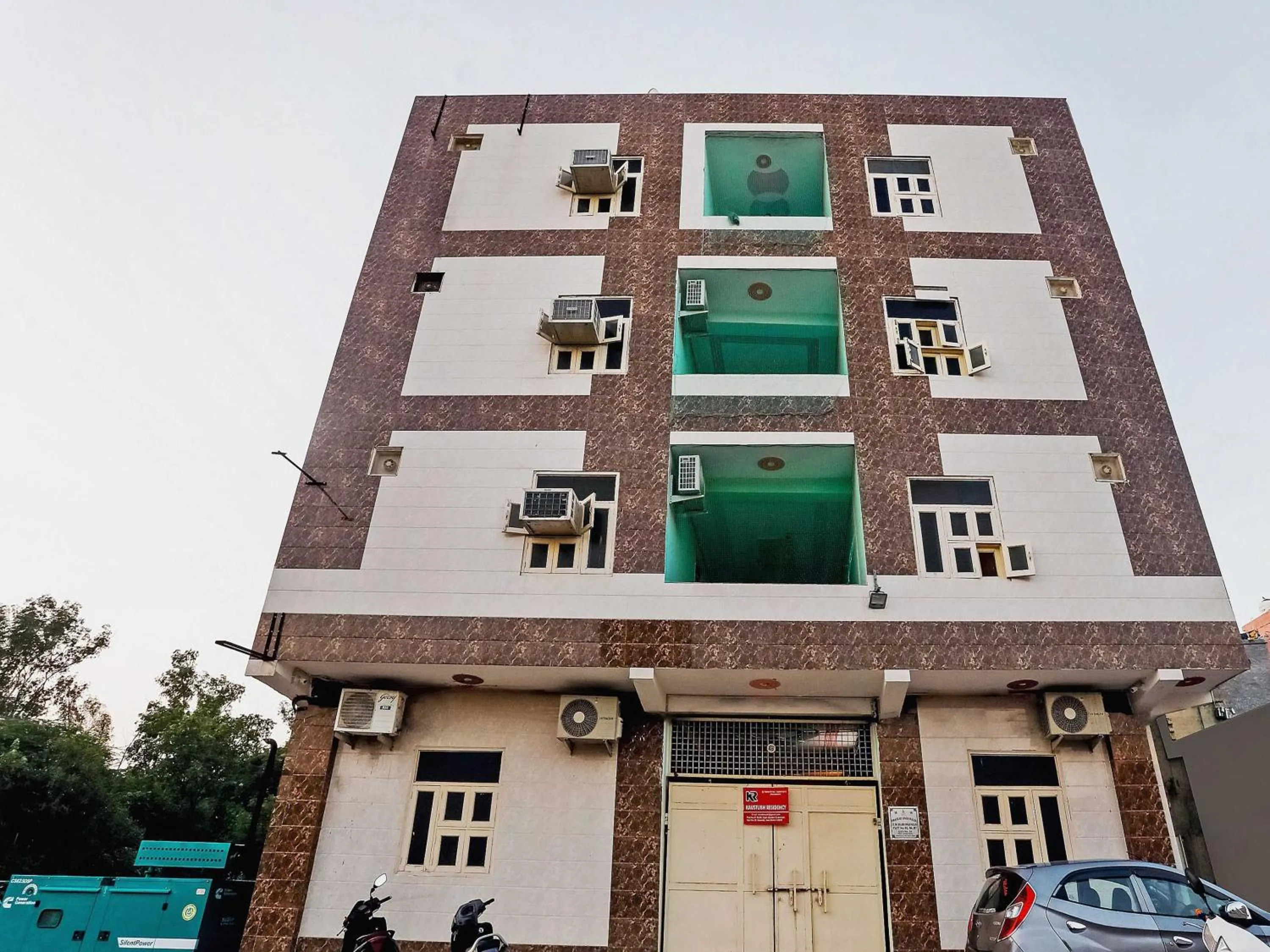 Facade/entrance in Bandral Residency