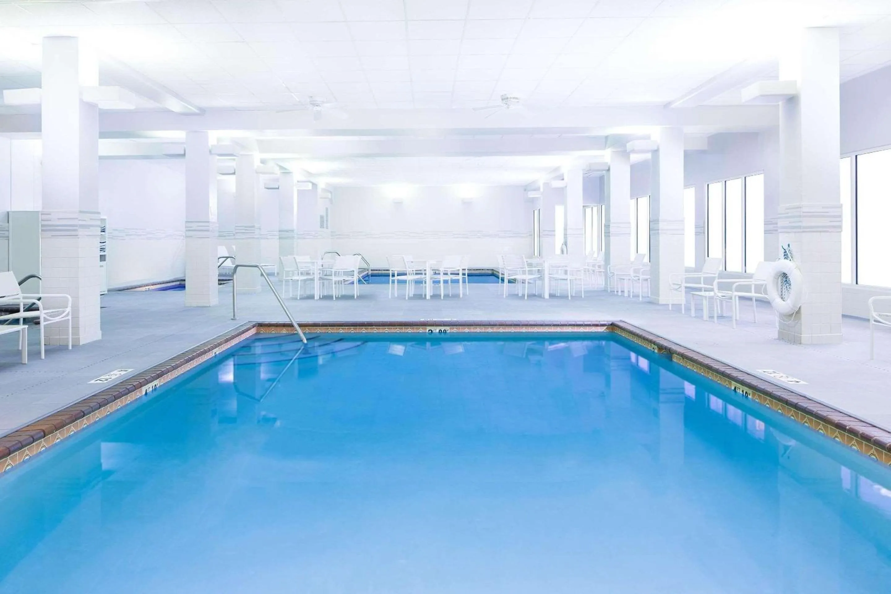 Swimming pool in Park Plaza Minneapolis Mall of America