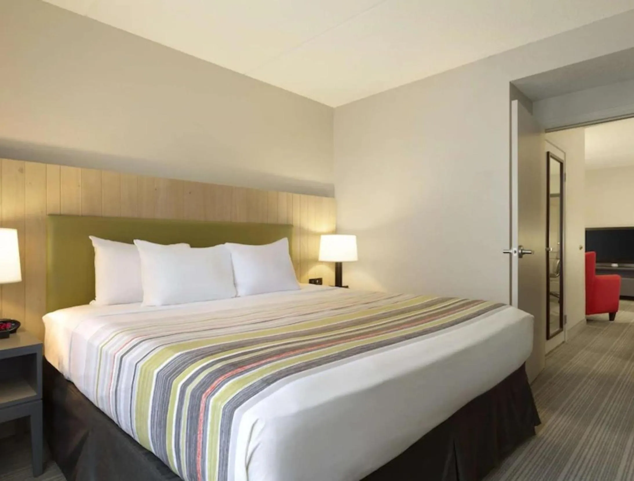 Bedroom in Park Plaza Minneapolis Mall of America