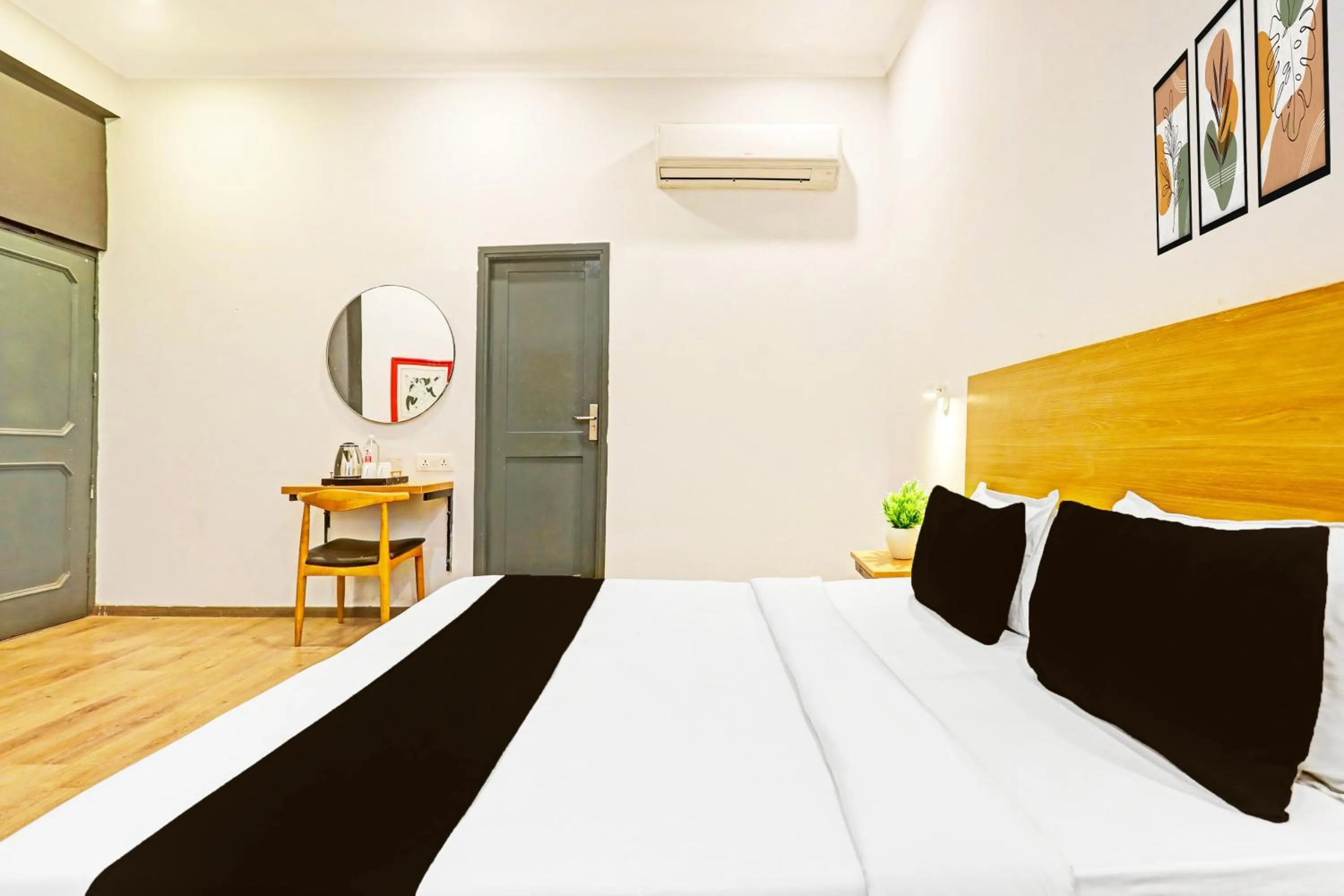 Bedroom, Bed in Super Townhouse Vijay Khand Gomti Nagar