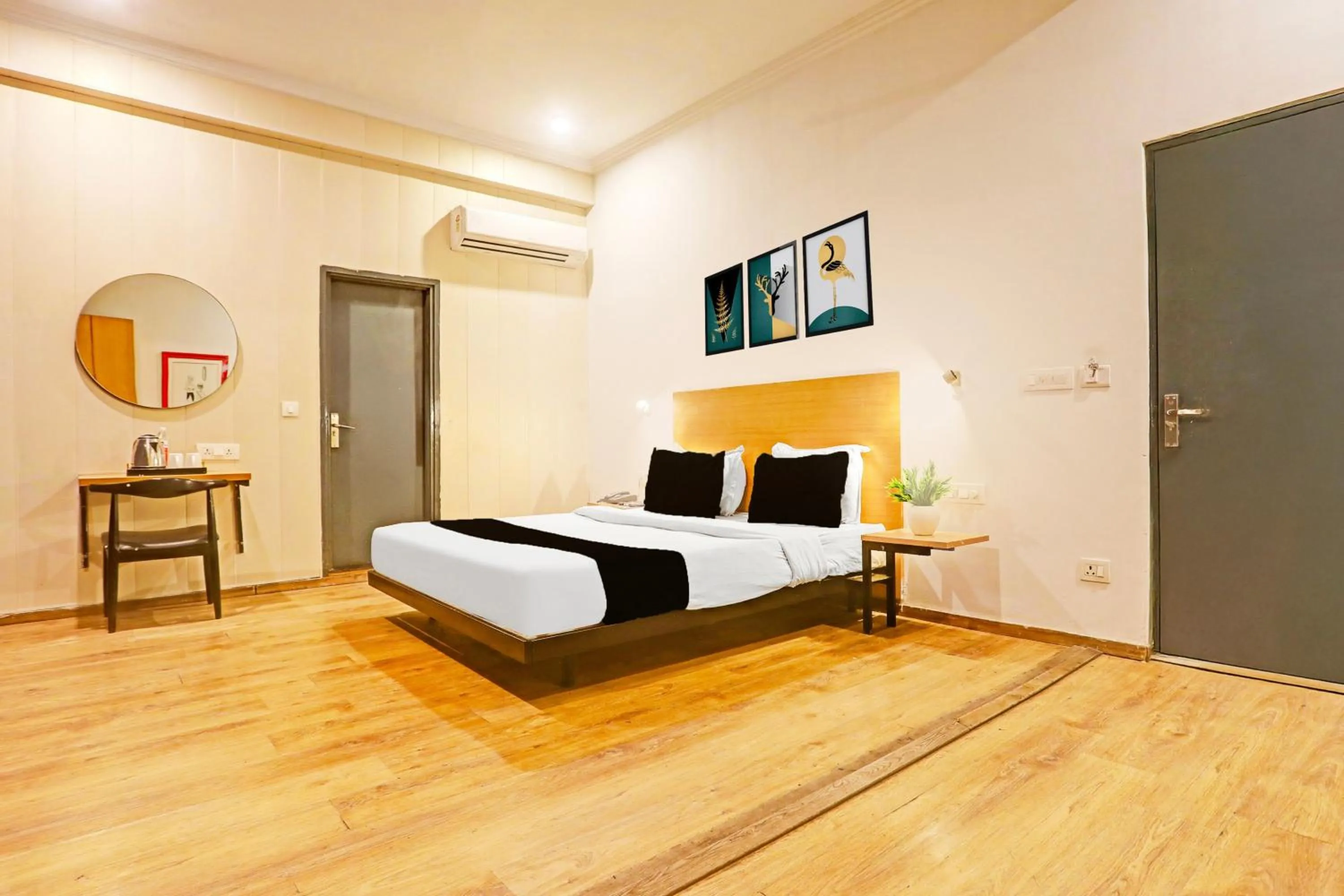 Bedroom, Bed in Super Townhouse Vijay Khand Gomti Nagar
