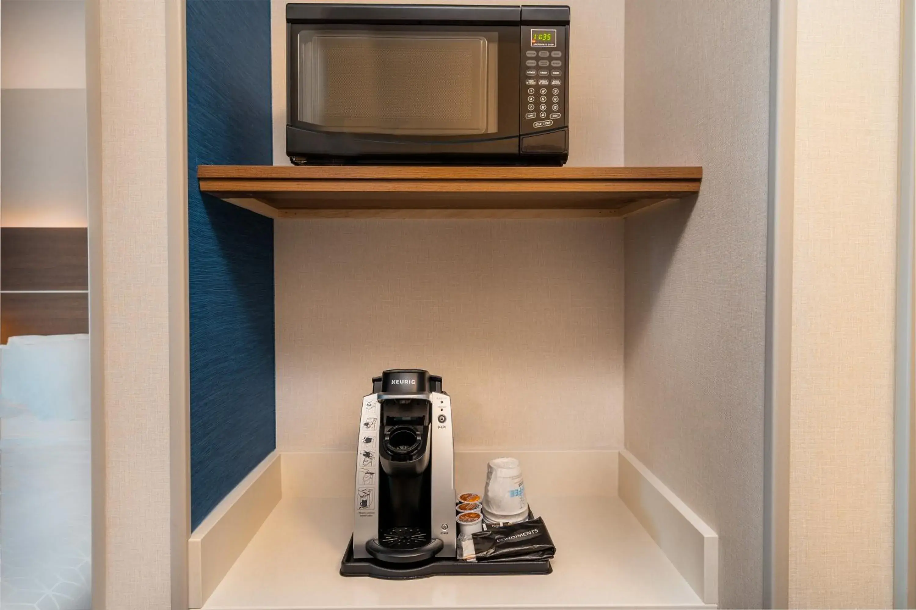 King Suite - Mobility Accessible/Non-Smoking in Holiday Inn Express & Suites - Las Vegas - E Tropicana by IHG King Suite - Mobility Accessible/Non-Smoking in Holiday Inn Express & Suites - Las Vegas - E Tropicana by IHG