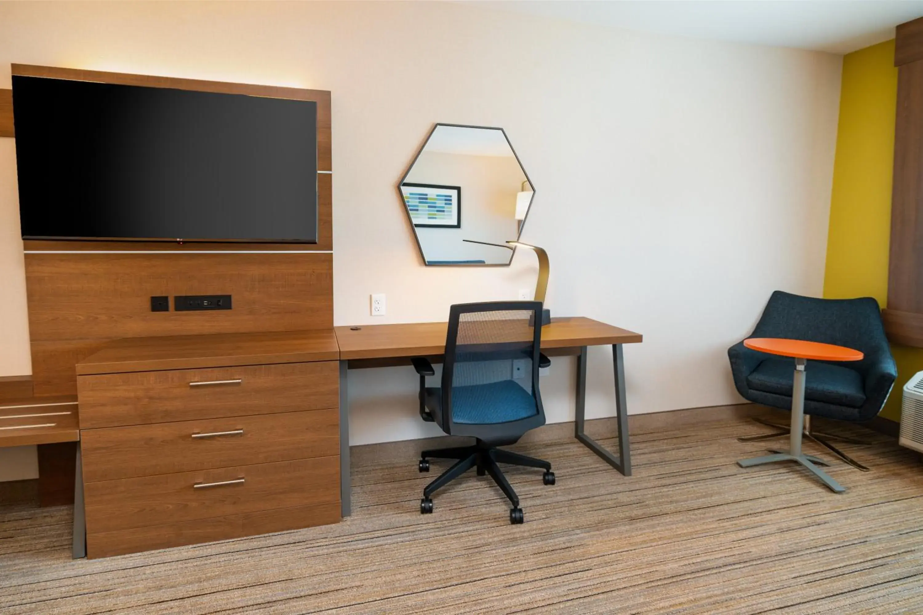 Standard Queen Room with Two Queen Beds in Holiday Inn Express & Suites - Las Vegas - E Tropicana by IHG Standard Queen Room with Two Queen Beds in Holiday Inn Express & Suites - Las Vegas - E Tropicana by IHG