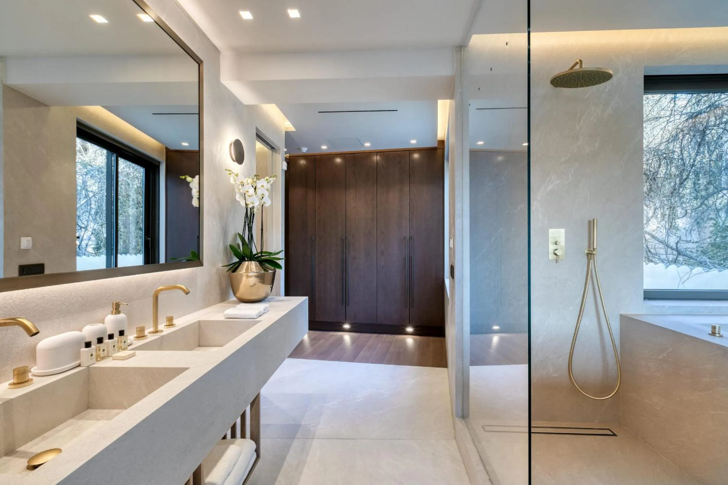 Shower in The One Acropolis