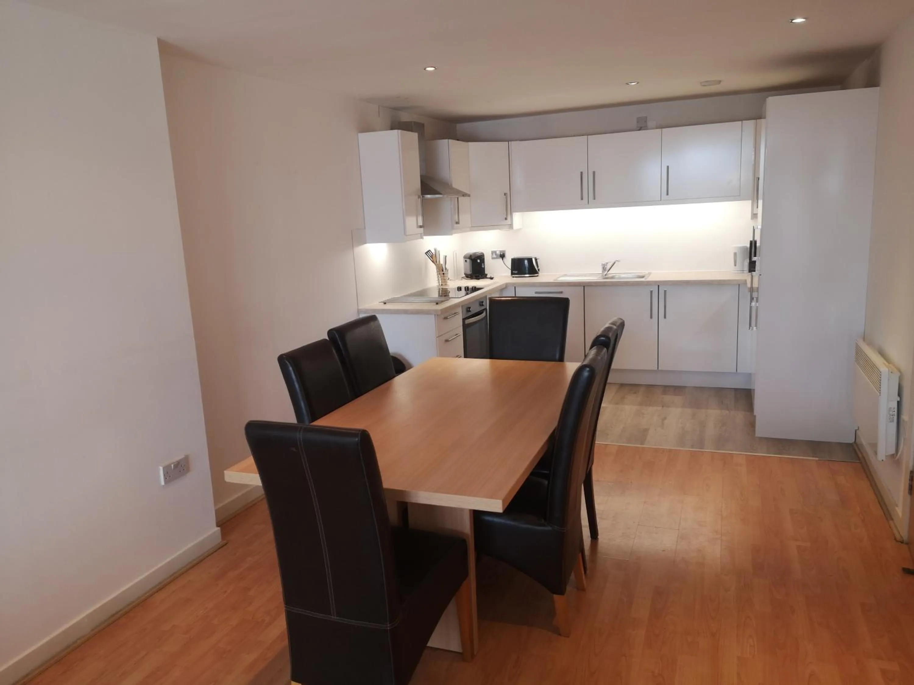 Kitchen or kitchenette, Dining Area in Glasgow Central Riverview Luxury Apartment (Sleeps upto 8)