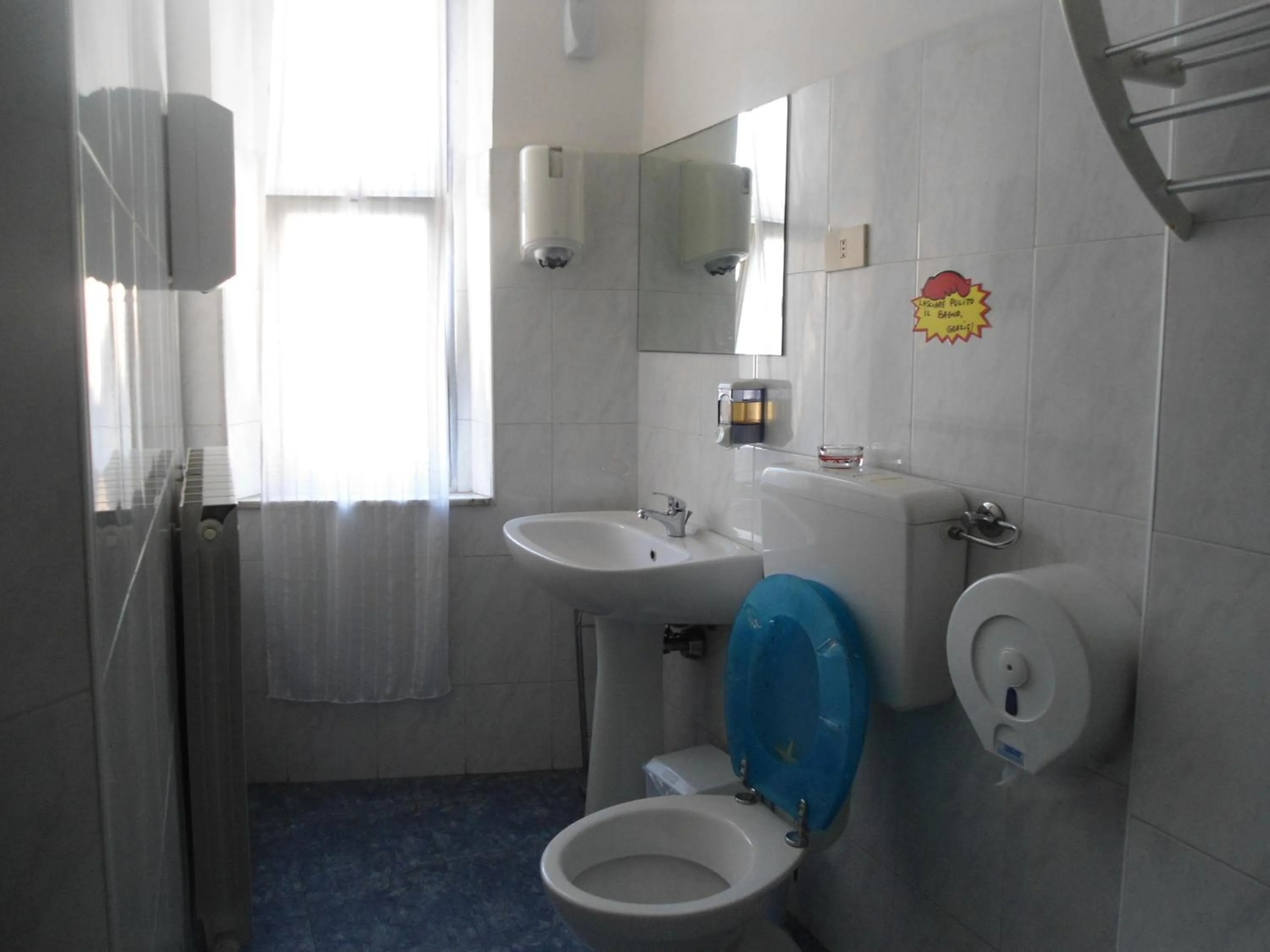 Bathroom in Hotel Houston Livorno - Struttura Esclusivamente Turistica - Not for Business or Workers