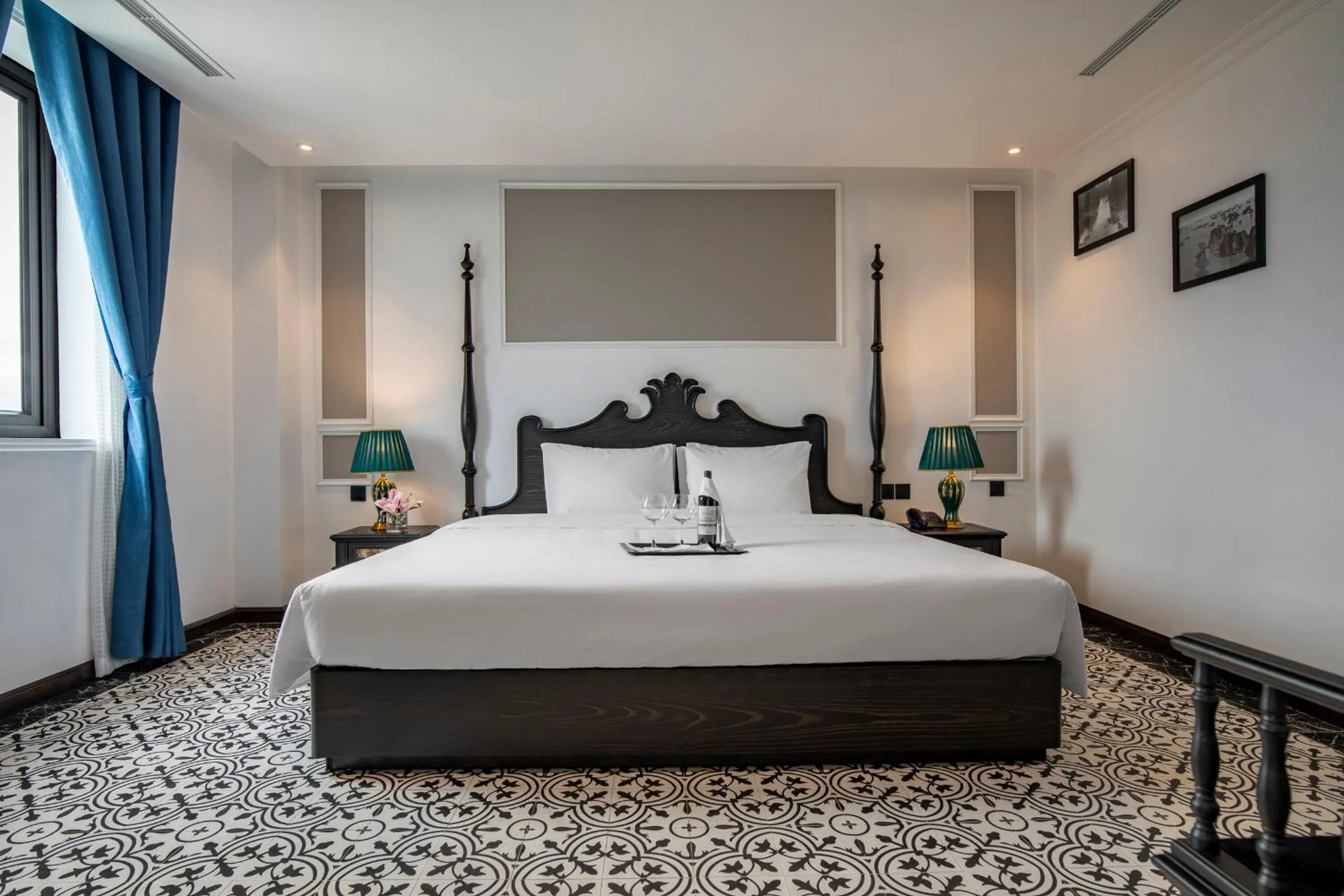 Living room, Bed in Ha Long Essence Hotel