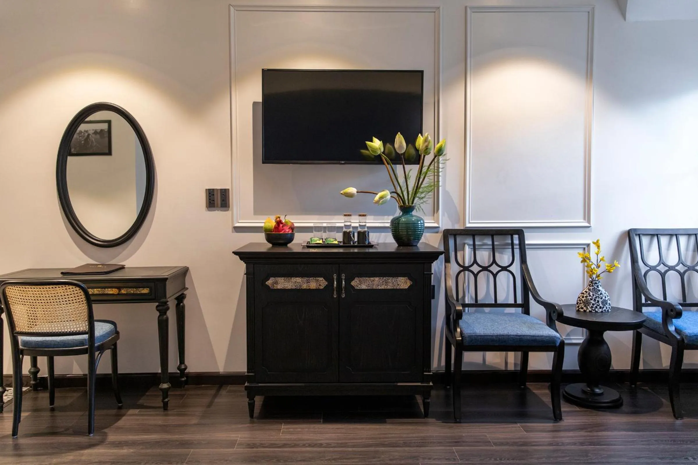 Communal lounge/ TV room in Ha Long Essence Hotel