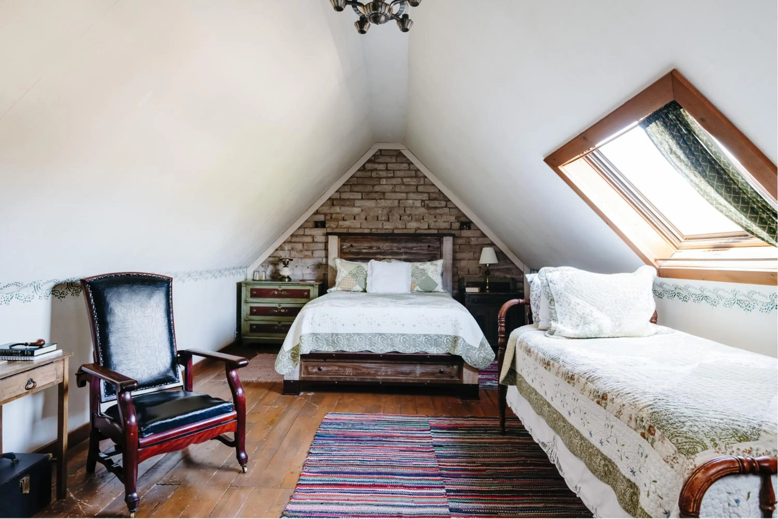 Bed in The Mulberry Inn -An Historic Bed and Breakfast