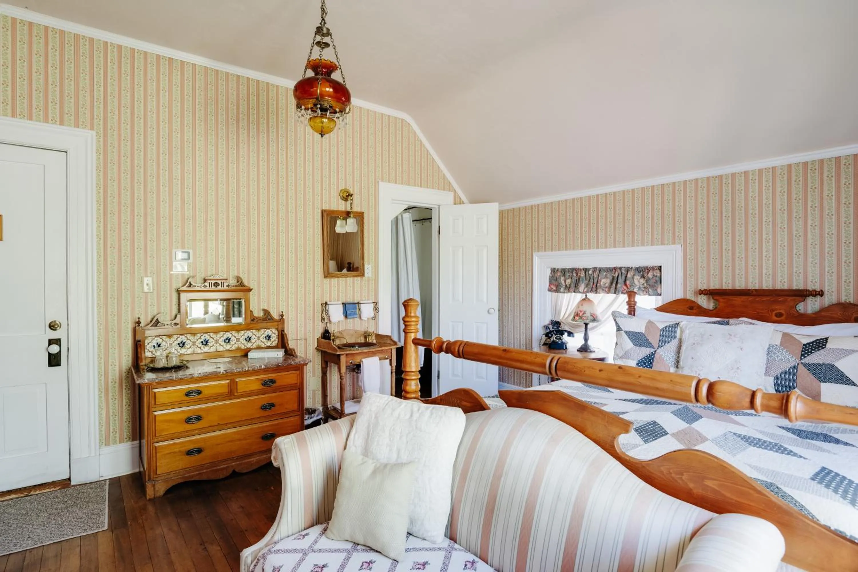 Bed in The Mulberry Inn -An Historic Bed and Breakfast