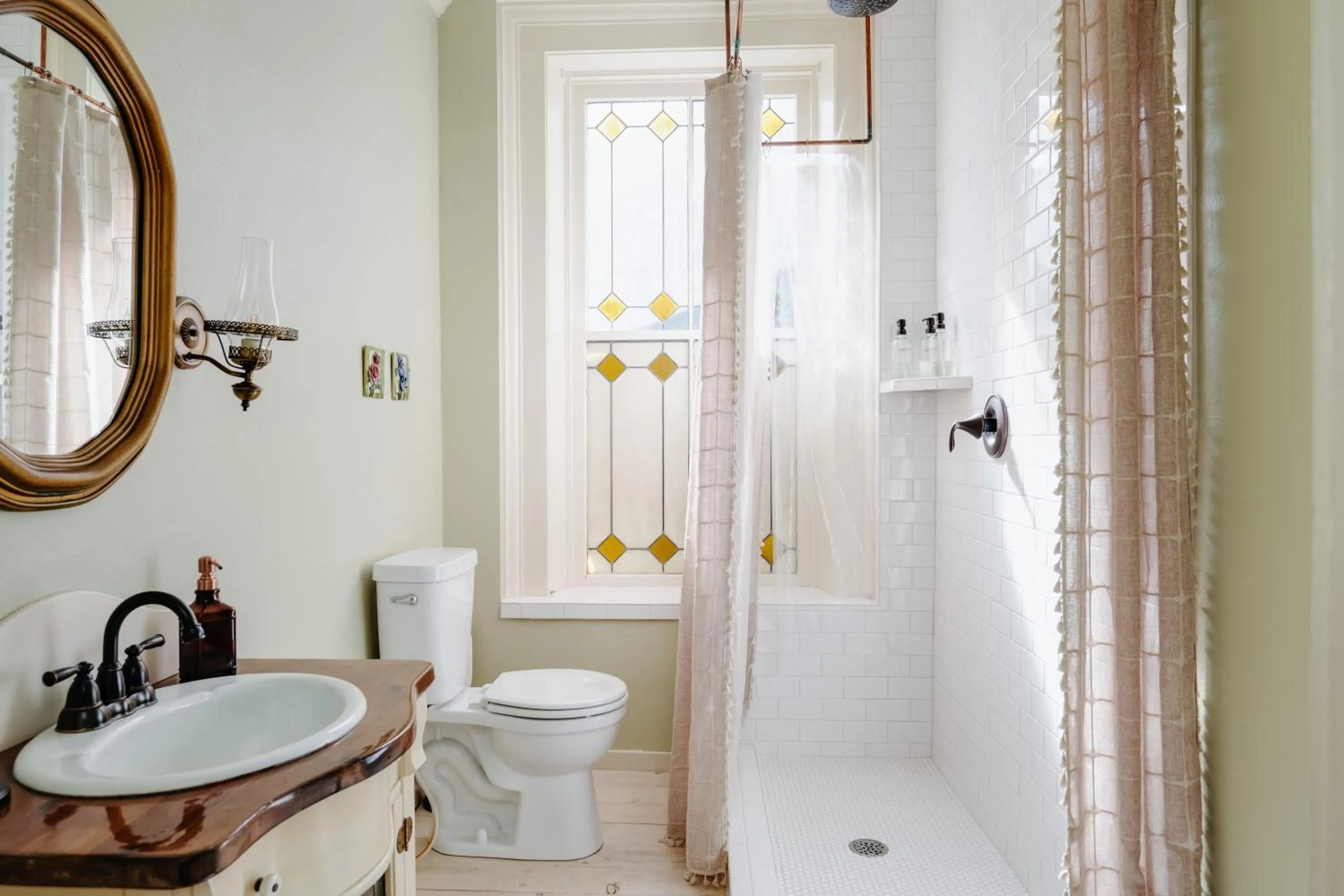 Shower in The Mulberry Inn -An Historic Bed and Breakfast