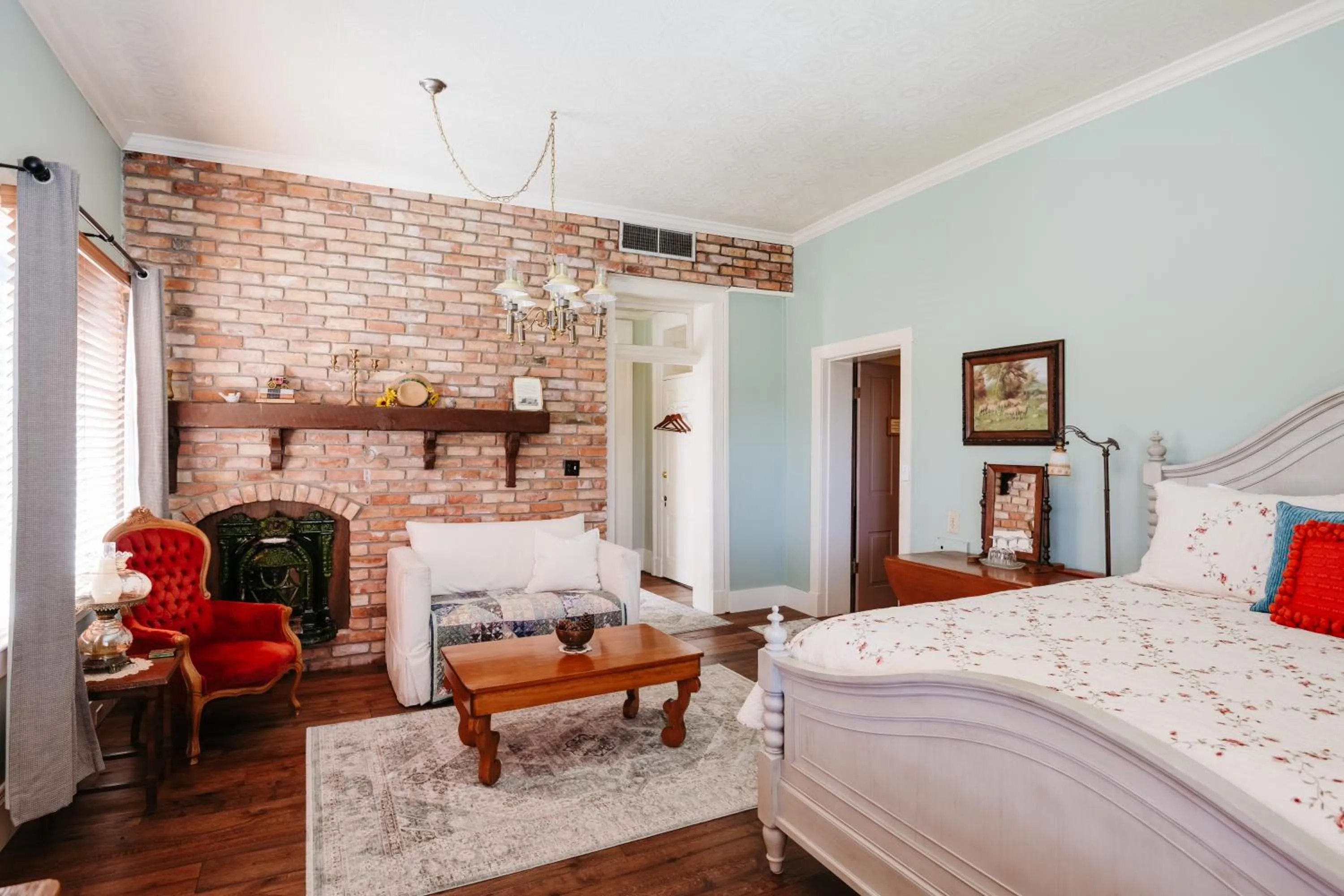 Seating area, Bed in The Mulberry Inn -An Historic Bed and Breakfast