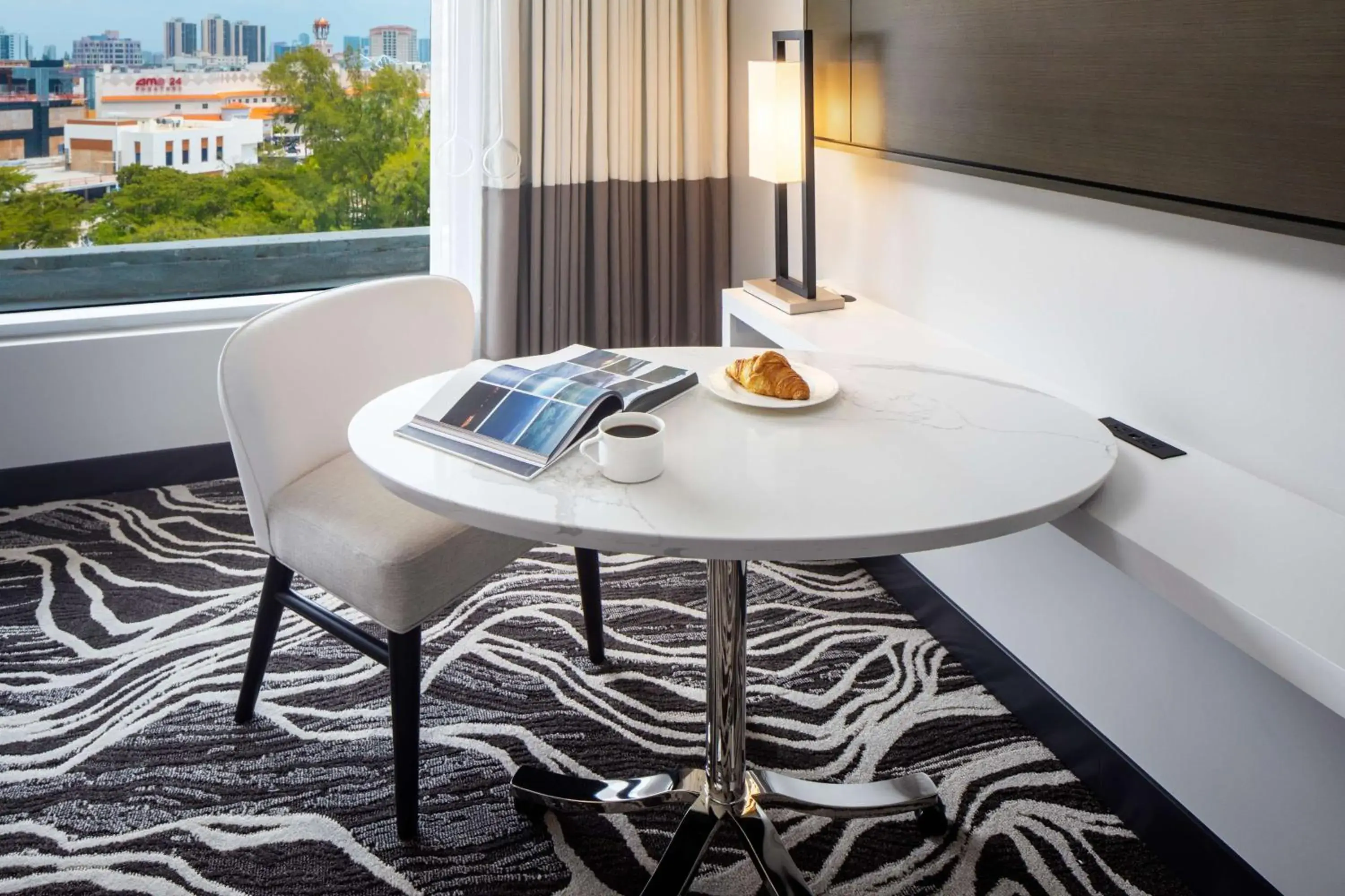 King Room with Accessible Tub - Mobility Access in Hilton Miami Aventura King Room with Accessible Tub - Mobility Access in Hilton Miami Aventura