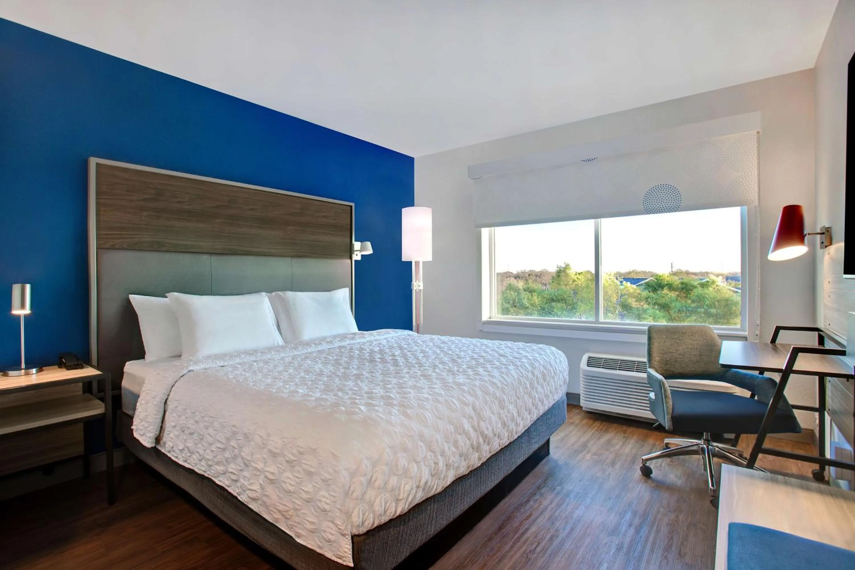 Bedroom, Bed in Tru By Hilton Northlake Fort Worth, Tx