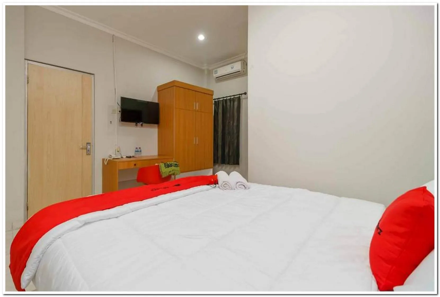 Bedroom, Bed in RedDoorz near JIEXPO Kemayoran 2