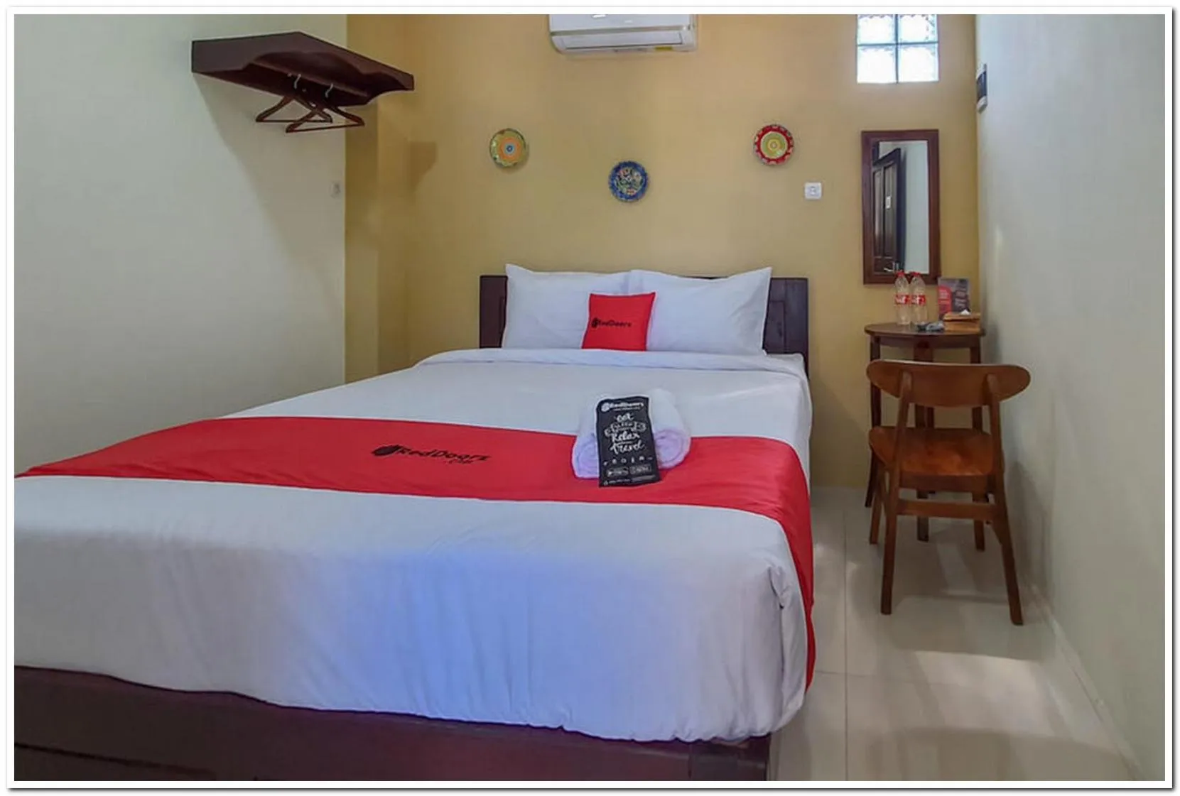 Bedroom, Bed in RedDoorz Syariah near Solo Square Mall