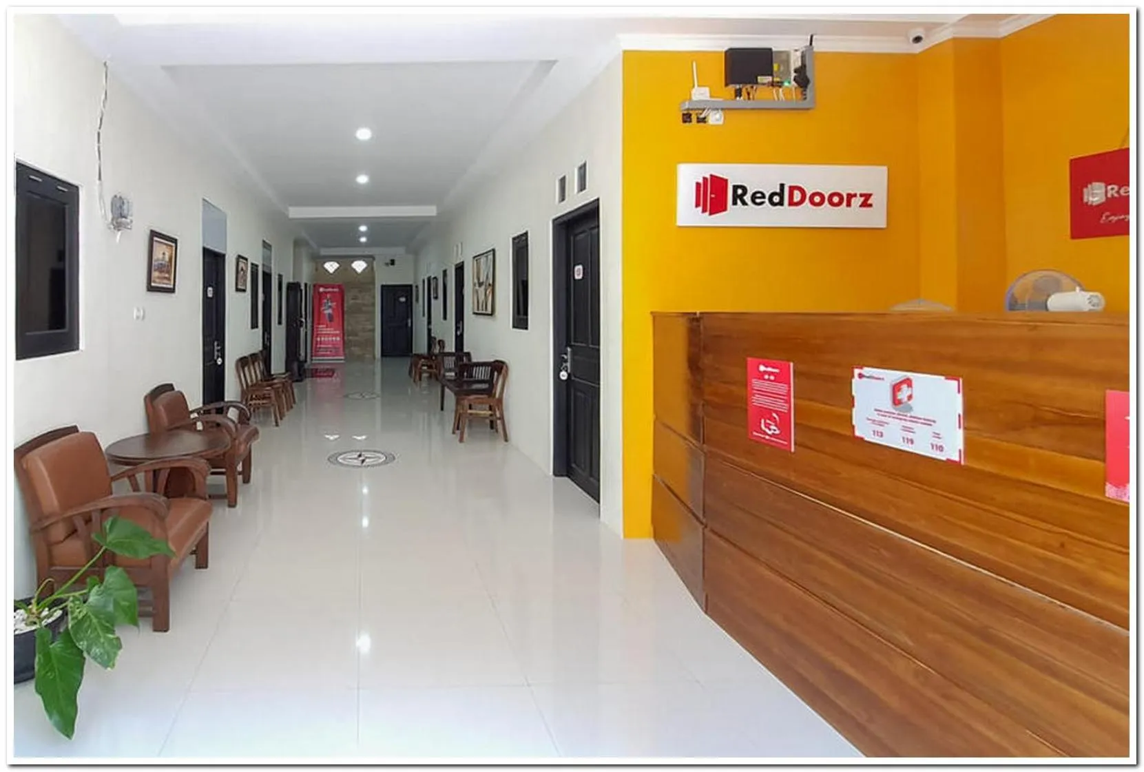 Lobby or reception in RedDoorz Syariah near Solo Square Mall