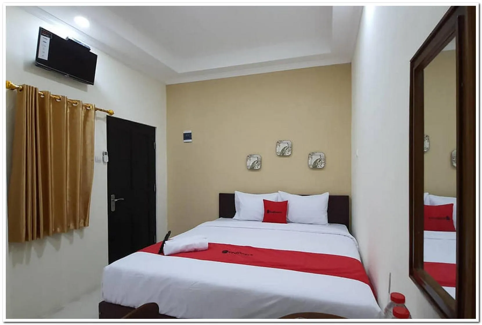 Bedroom, Bed in RedDoorz Syariah near Solo Square Mall