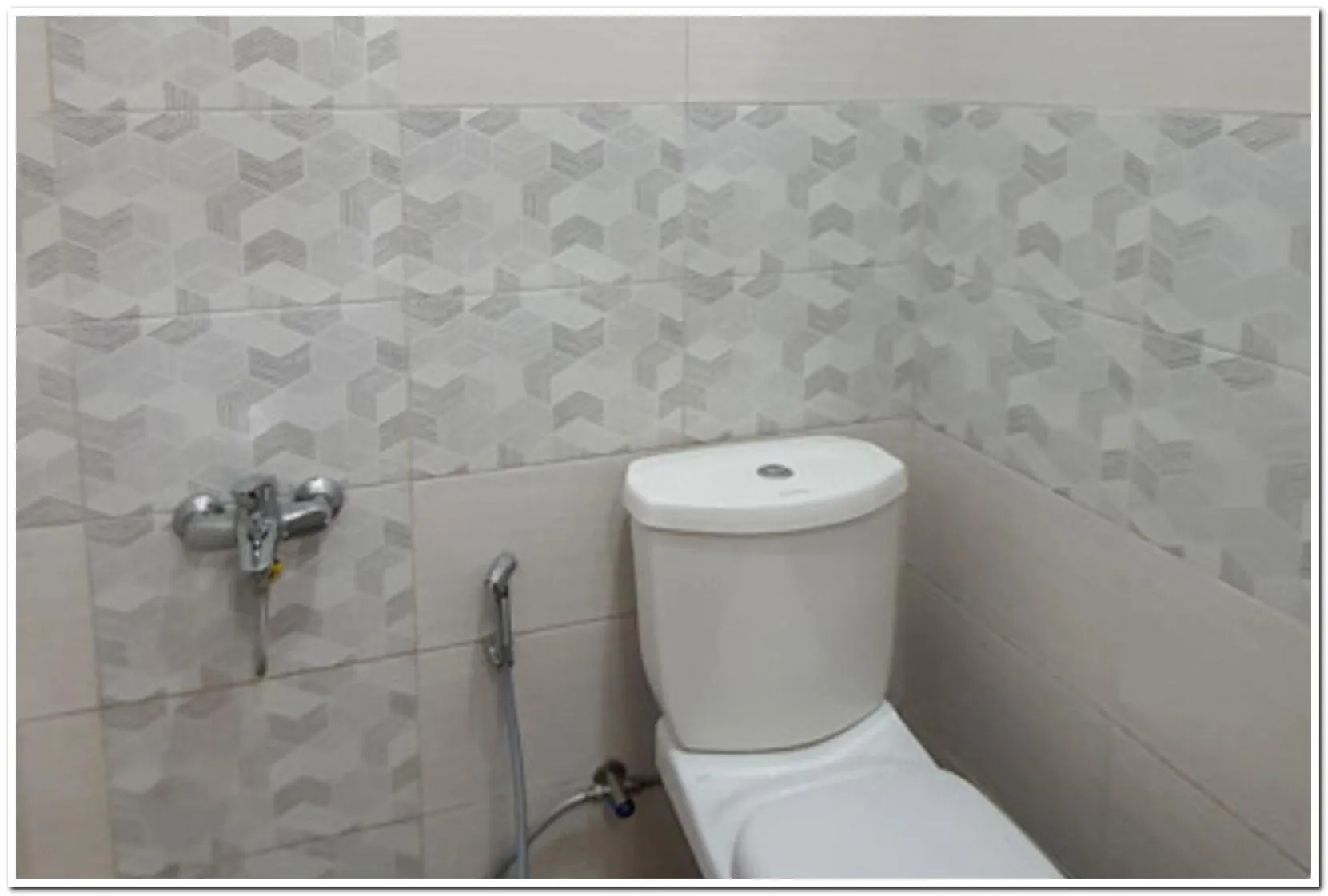 Bathroom in RedDoorz Syariah near Solo Square Mall