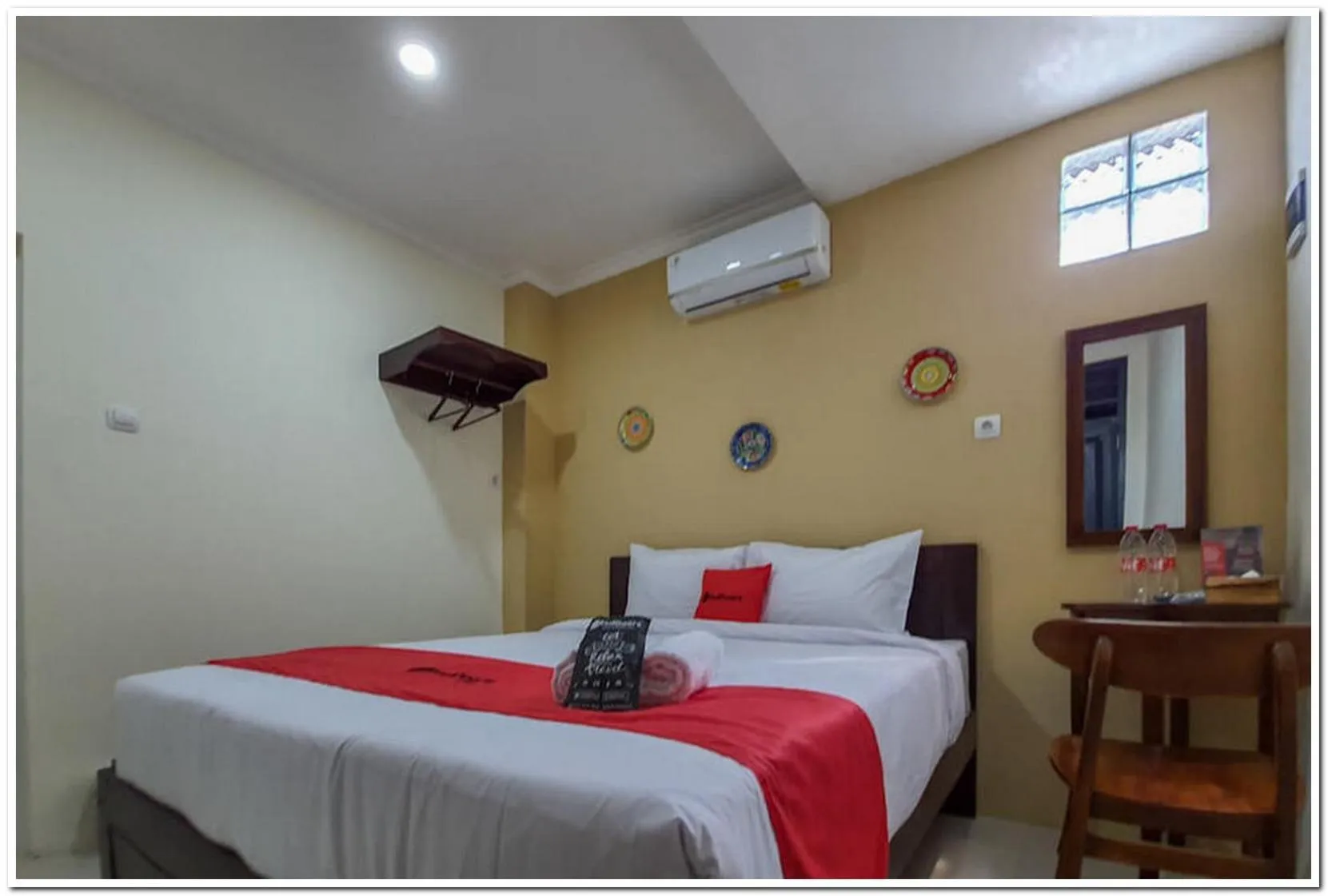 Bedroom, Bed in RedDoorz Syariah near Solo Square Mall